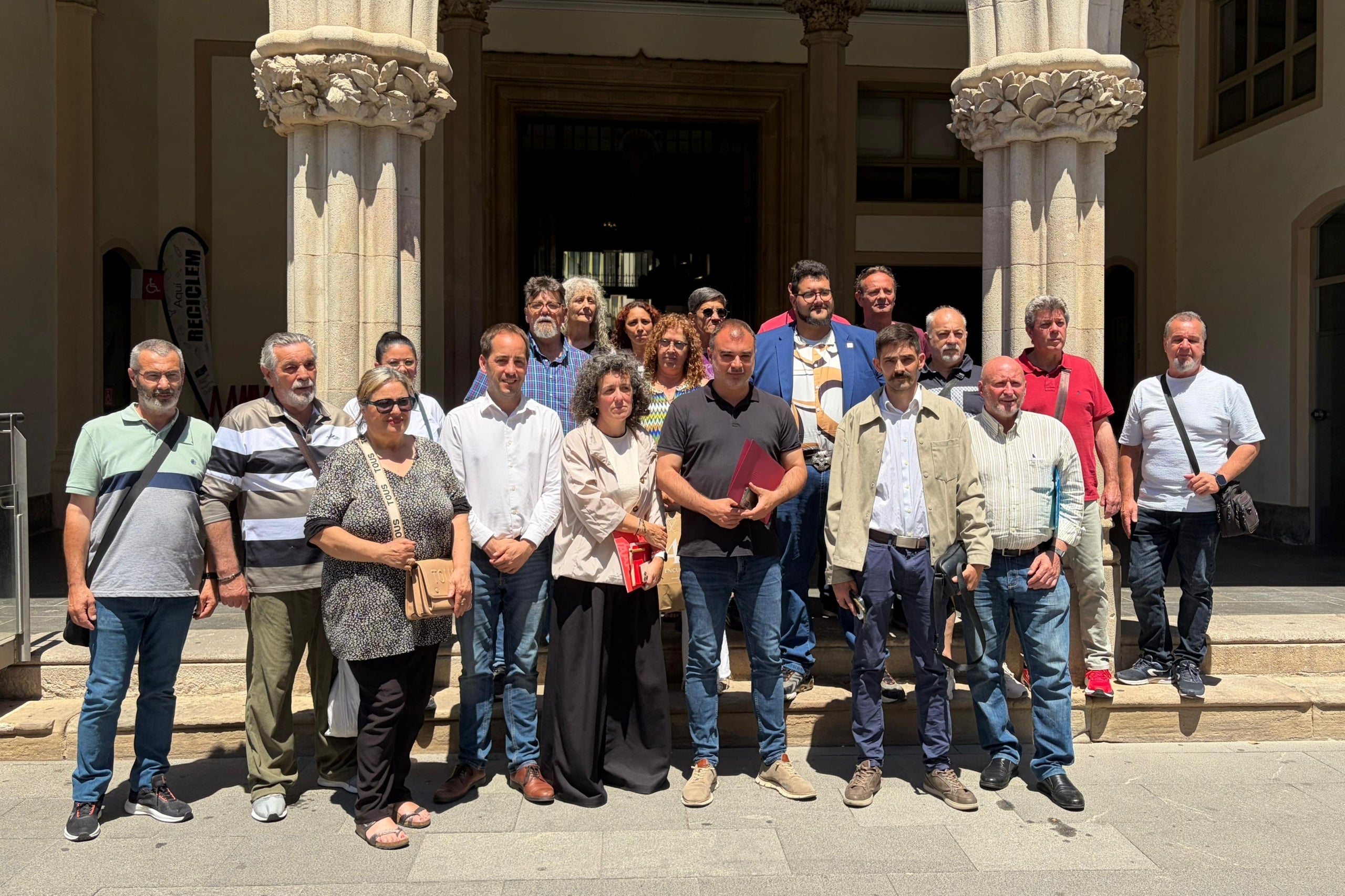 Reunió amb la plataforma d'afectats pel tancament d'Oral Studio a Terrassa | Aj. Terrassa