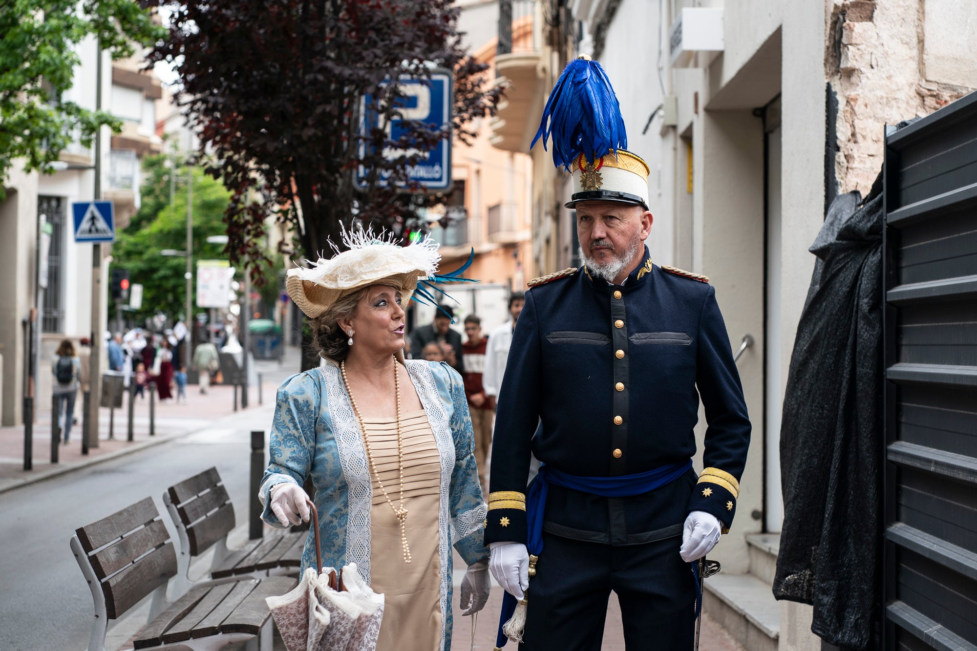 Partint de la Casa Alegre de Sagrera i el plafó al·legòric de figures femenines d'Alexandre de Riquer -el protagonista de la XXIII Fira Modernista de Terrassa-, aquesta és la passejada fotogràfica de dissabte al matí. Durant el recorregut, ens creuem amb públic vestit d'època, inclosos regidors i regidores, la Gran Fira dels Invents del Passeig Comte d'Ègara, l'exposició 'El llegat Riquer' al Castell Cartoixa de Vallparadís, la música del Pep Domènech amb la seva pianola Aeolian davant del Mercat de la Independència, la manifestació de dones obreres sufragistes, el Mercat d'Artesania i els tallers d'oficis d'arts aplicades al parc de Sant Jordi entorn una Masia Freixa en obres de restauració, la màgia de l'atracció Cavallets de principis del segle XX al parc dels Catalans i la cercavila del Circ Històric Raluy, que aquests dies presenta el seu espectacle 'Terra' a la plaça Nova. Endinseu-vos en una Terrassa ben modernista | Mireia Comas