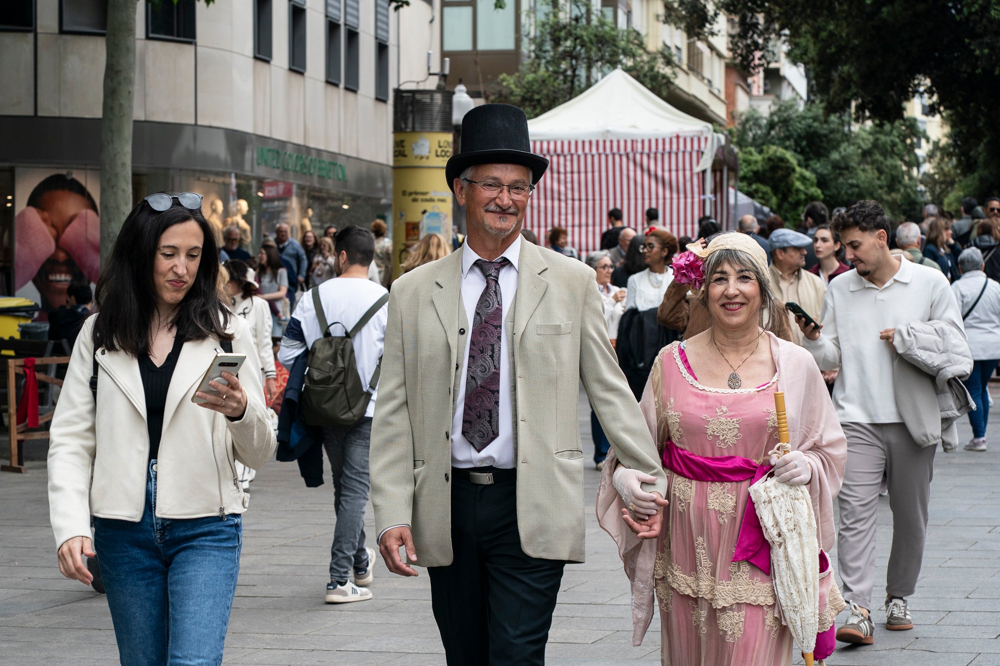 Partint de la Casa Alegre de Sagrera i el plafó al·legòric de figures femenines d'Alexandre de Riquer -el protagonista de la XXIII Fira Modernista de Terrassa-, aquesta és la passejada fotogràfica de dissabte al matí. Durant el recorregut, ens creuem amb públic vestit d'època, inclosos regidors i regidores, la Gran Fira dels Invents del Passeig Comte d'Ègara, l'exposició 'El llegat Riquer' al Castell Cartoixa de Vallparadís, la música del Pep Domènech amb la seva pianola Aeolian davant del Mercat de la Independència, la manifestació de dones obreres sufragistes, el Mercat d'Artesania i els tallers d'oficis d'arts aplicades al parc de Sant Jordi entorn una Masia Freixa en obres de restauració, la màgia de l'atracció Cavallets de principis del segle XX al parc dels Catalans i la cercavila del Circ Històric Raluy, que aquests dies presenta el seu espectacle 'Terra' a la plaça Nova. Endinseu-vos en una Terrassa ben modernista | Mireia Comas
