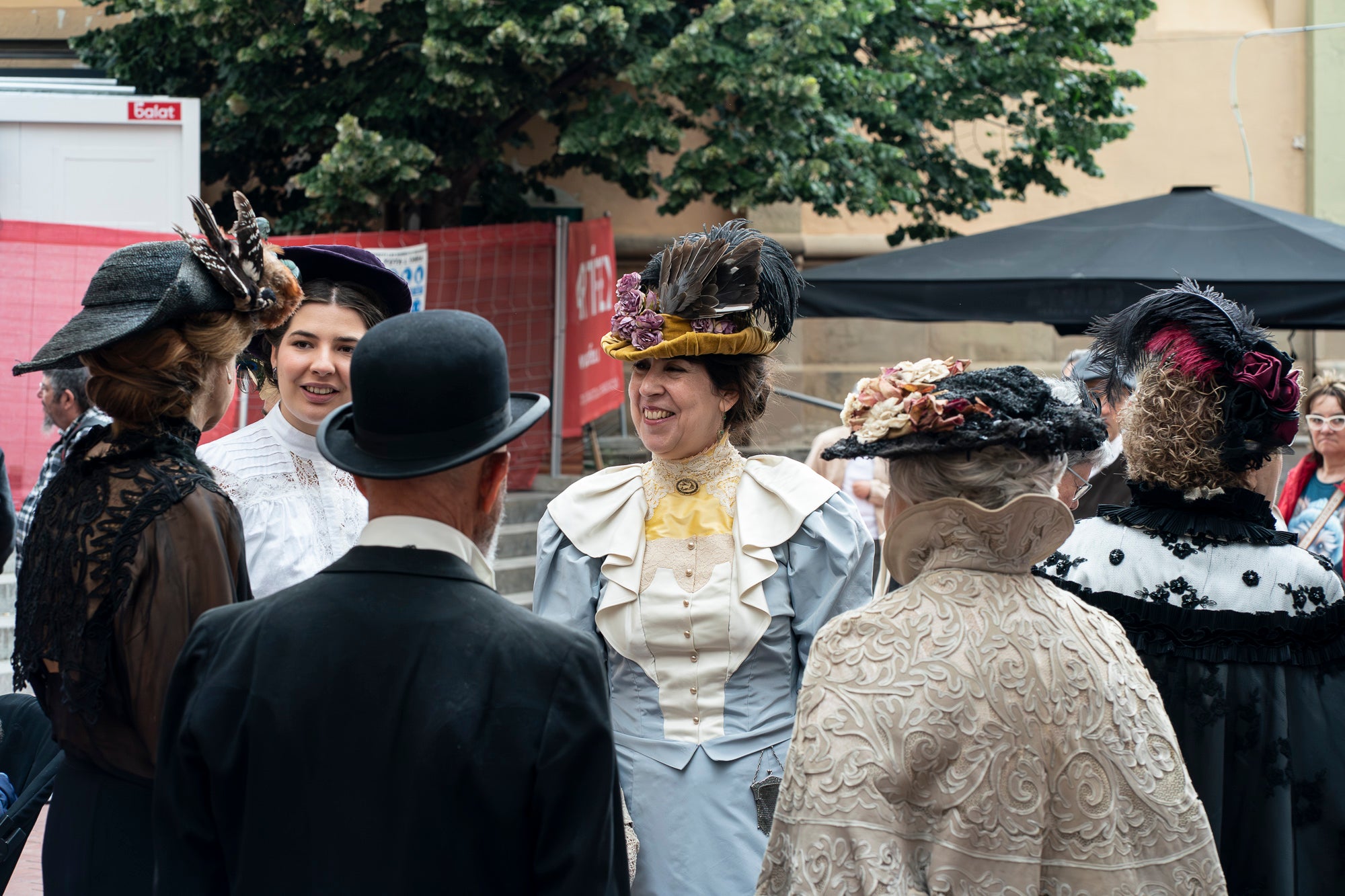 Partint de la Casa Alegre de Sagrera i el plafó al·legòric de figures femenines d'Alexandre de Riquer -el protagonista de la XXIII Fira Modernista de Terrassa-, aquesta és la passejada fotogràfica de dissabte al matí. Durant el recorregut, ens creuem amb públic vestit d'època, inclosos regidors i regidores, la Gran Fira dels Invents del Passeig Comte d'Ègara, l'exposició 'El llegat Riquer' al Castell Cartoixa de Vallparadís, la música del Pep Domènech amb la seva pianola Aeolian davant del Mercat de la Independència, la manifestació de dones obreres sufragistes, el Mercat d'Artesania i els tallers d'oficis d'arts aplicades al parc de Sant Jordi entorn una Masia Freixa en obres de restauració, la màgia de l'atracció Cavallets de principis del segle XX al parc dels Catalans i la cercavila del Circ Històric Raluy, que aquests dies presenta el seu espectacle 'Terra' a la plaça Nova. Endinseu-vos en una Terrassa ben modernista | Mireia Comas