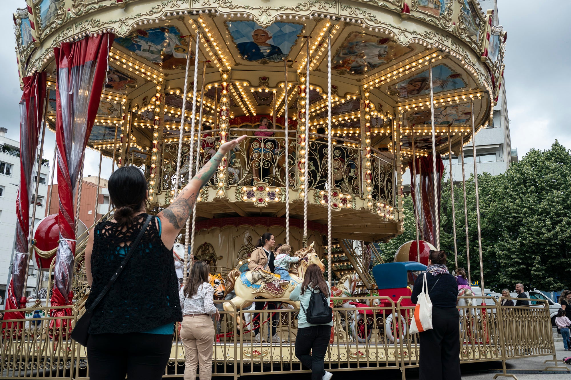 Partint de la Casa Alegre de Sagrera i el plafó al·legòric de figures femenines d'Alexandre de Riquer -el protagonista de la XXIII Fira Modernista de Terrassa-, aquesta és la passejada fotogràfica de dissabte al matí. Durant el recorregut, ens creuem amb públic vestit d'època, inclosos regidors i regidores, la Gran Fira dels Invents del Passeig Comte d'Ègara, l'exposició 'El llegat Riquer' al Castell Cartoixa de Vallparadís, la música del Pep Domènech amb la seva pianola Aeolian davant del Mercat de la Independència, la manifestació de dones obreres sufragistes, el Mercat d'Artesania i els tallers d'oficis d'arts aplicades al parc de Sant Jordi entorn una Masia Freixa en obres de restauració, la màgia de l'atracció Cavallets de principis del segle XX al parc dels Catalans i la cercavila del Circ Històric Raluy, que aquests dies presenta el seu espectacle 'Terra' a la plaça Nova. Endinseu-vos en una Terrassa ben modernista | Mireia Comas