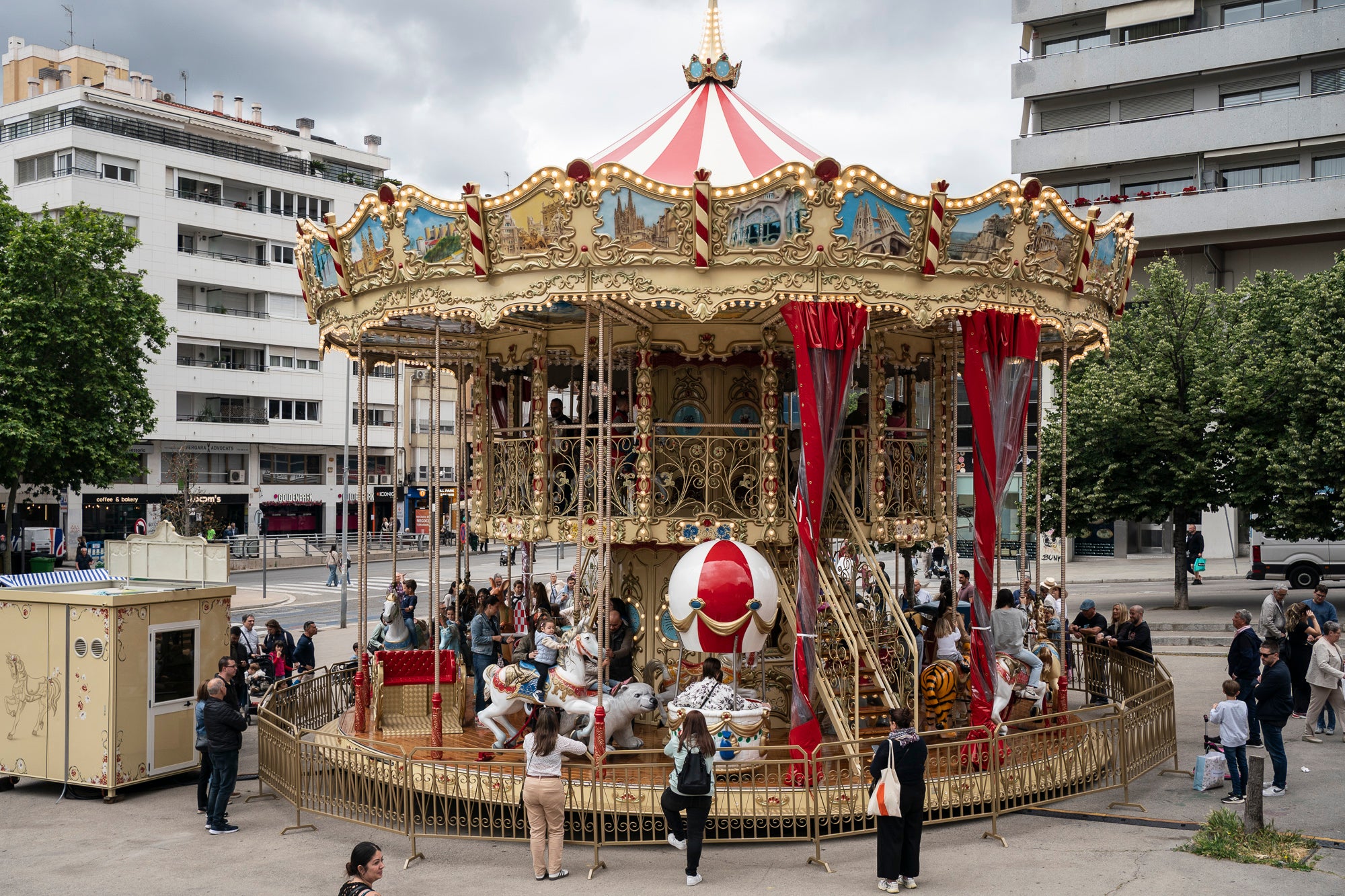 Partint de la Casa Alegre de Sagrera i el plafó al·legòric de figures femenines d'Alexandre de Riquer -el protagonista de la XXIII Fira Modernista de Terrassa-, aquesta és la passejada fotogràfica de dissabte al matí. Durant el recorregut, ens creuem amb públic vestit d'època, inclosos regidors i regidores, la Gran Fira dels Invents del Passeig Comte d'Ègara, l'exposició 'El llegat Riquer' al Castell Cartoixa de Vallparadís, la música del Pep Domènech amb la seva pianola Aeolian davant del Mercat de la Independència, la manifestació de dones obreres sufragistes, el Mercat d'Artesania i els tallers d'oficis d'arts aplicades al parc de Sant Jordi entorn una Masia Freixa en obres de restauració, la màgia de l'atracció Cavallets de principis del segle XX al parc dels Catalans i la cercavila del Circ Històric Raluy, que aquests dies presenta el seu espectacle 'Terra' a la plaça Nova. Endinseu-vos en una Terrassa ben modernista | Mireia Comas