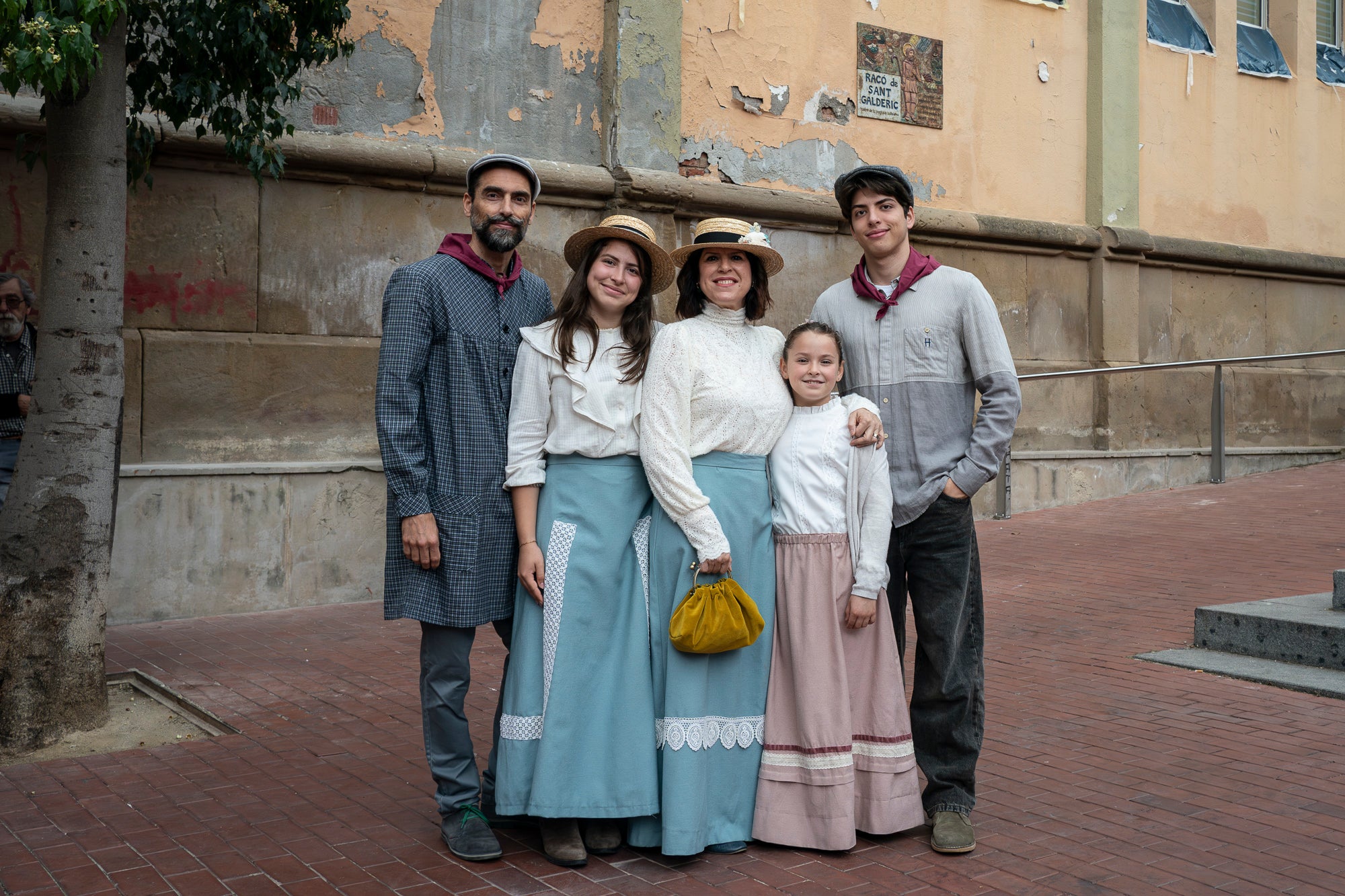 Partint de la Casa Alegre de Sagrera i el plafó al·legòric de figures femenines d'Alexandre de Riquer -el protagonista de la XXIII Fira Modernista de Terrassa-, aquesta és la passejada fotogràfica de dissabte al matí. Durant el recorregut, ens creuem amb públic vestit d'època, inclosos regidors i regidores, la Gran Fira dels Invents del Passeig Comte d'Ègara, l'exposició 'El llegat Riquer' al Castell Cartoixa de Vallparadís, la música del Pep Domènech amb la seva pianola Aeolian davant del Mercat de la Independència, la manifestació de dones obreres sufragistes, el Mercat d'Artesania i els tallers d'oficis d'arts aplicades al parc de Sant Jordi entorn una Masia Freixa en obres de restauració, la màgia de l'atracció Cavallets de principis del segle XX al parc dels Catalans i la cercavila del Circ Històric Raluy, que aquests dies presenta el seu espectacle 'Terra' a la plaça Nova. Endinseu-vos en una Terrassa ben modernista | Mireia Comas