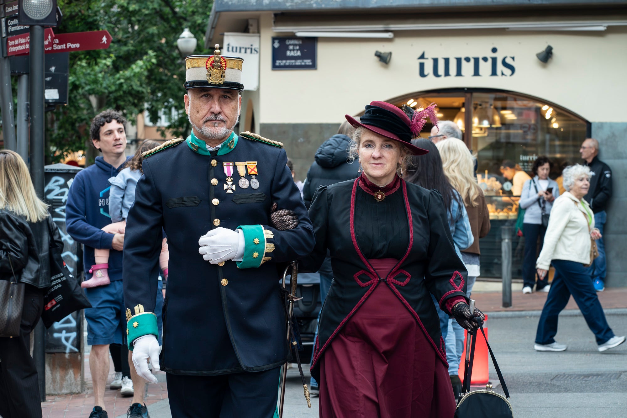 Partint de la Casa Alegre de Sagrera i el plafó al·legòric de figures femenines d'Alexandre de Riquer -el protagonista de la XXIII Fira Modernista de Terrassa-, aquesta és la passejada fotogràfica de dissabte al matí. Durant el recorregut, ens creuem amb públic vestit d'època, inclosos regidors i regidores, la Gran Fira dels Invents del Passeig Comte d'Ègara, l'exposició 'El llegat Riquer' al Castell Cartoixa de Vallparadís, la música del Pep Domènech amb la seva pianola Aeolian davant del Mercat de la Independència, la manifestació de dones obreres sufragistes, el Mercat d'Artesania i els tallers d'oficis d'arts aplicades al parc de Sant Jordi entorn una Masia Freixa en obres de restauració, la màgia de l'atracció Cavallets de principis del segle XX al parc dels Catalans i la cercavila del Circ Històric Raluy, que aquests dies presenta el seu espectacle 'Terra' a la plaça Nova. Endinseu-vos en una Terrassa ben modernista | Mireia Comas