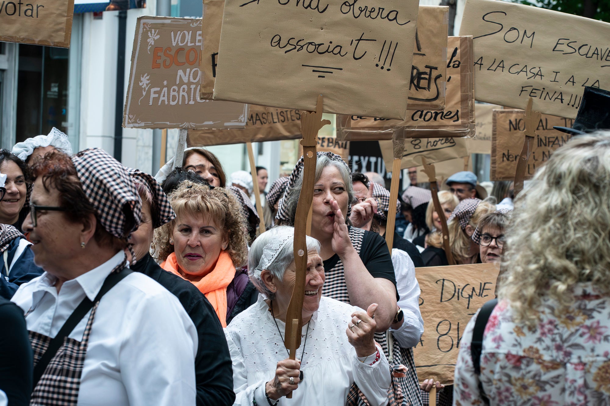 Partint de la Casa Alegre de Sagrera i el plafó al·legòric de figures femenines d'Alexandre de Riquer -el protagonista de la XXIII Fira Modernista de Terrassa-, aquesta és la passejada fotogràfica de dissabte al matí. Durant el recorregut, ens creuem amb públic vestit d'època, inclosos regidors i regidores, la Gran Fira dels Invents del Passeig Comte d'Ègara, l'exposició 'El llegat Riquer' al Castell Cartoixa de Vallparadís, la música del Pep Domènech amb la seva pianola Aeolian davant del Mercat de la Independència, la manifestació de dones obreres sufragistes, el Mercat d'Artesania i els tallers d'oficis d'arts aplicades al parc de Sant Jordi entorn una Masia Freixa en obres de restauració, la màgia de l'atracció Cavallets de principis del segle XX al parc dels Catalans i la cercavila del Circ Històric Raluy, que aquests dies presenta el seu espectacle 'Terra' a la plaça Nova. Endinseu-vos en una Terrassa ben modernista | Mireia Comas