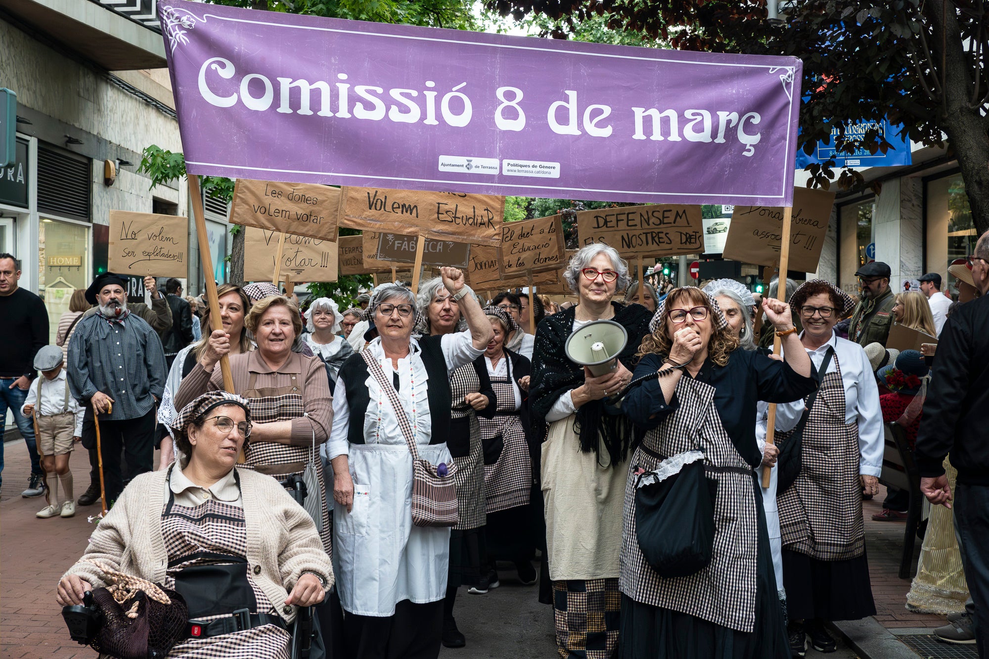 Partint de la Casa Alegre de Sagrera i el plafó al·legòric de figures femenines d'Alexandre de Riquer -el protagonista de la XXIII Fira Modernista de Terrassa-, aquesta és la passejada fotogràfica de dissabte al matí. Durant el recorregut, ens creuem amb públic vestit d'època, inclosos regidors i regidores, la Gran Fira dels Invents del Passeig Comte d'Ègara, l'exposició 'El llegat Riquer' al Castell Cartoixa de Vallparadís, la música del Pep Domènech amb la seva pianola Aeolian davant del Mercat de la Independència, la manifestació de dones obreres sufragistes, el Mercat d'Artesania i els tallers d'oficis d'arts aplicades al parc de Sant Jordi entorn una Masia Freixa en obres de restauració, la màgia de l'atracció Cavallets de principis del segle XX al parc dels Catalans i la cercavila del Circ Històric Raluy, que aquests dies presenta el seu espectacle 'Terra' a la plaça Nova. Endinseu-vos en una Terrassa ben modernista | Mireia Comas