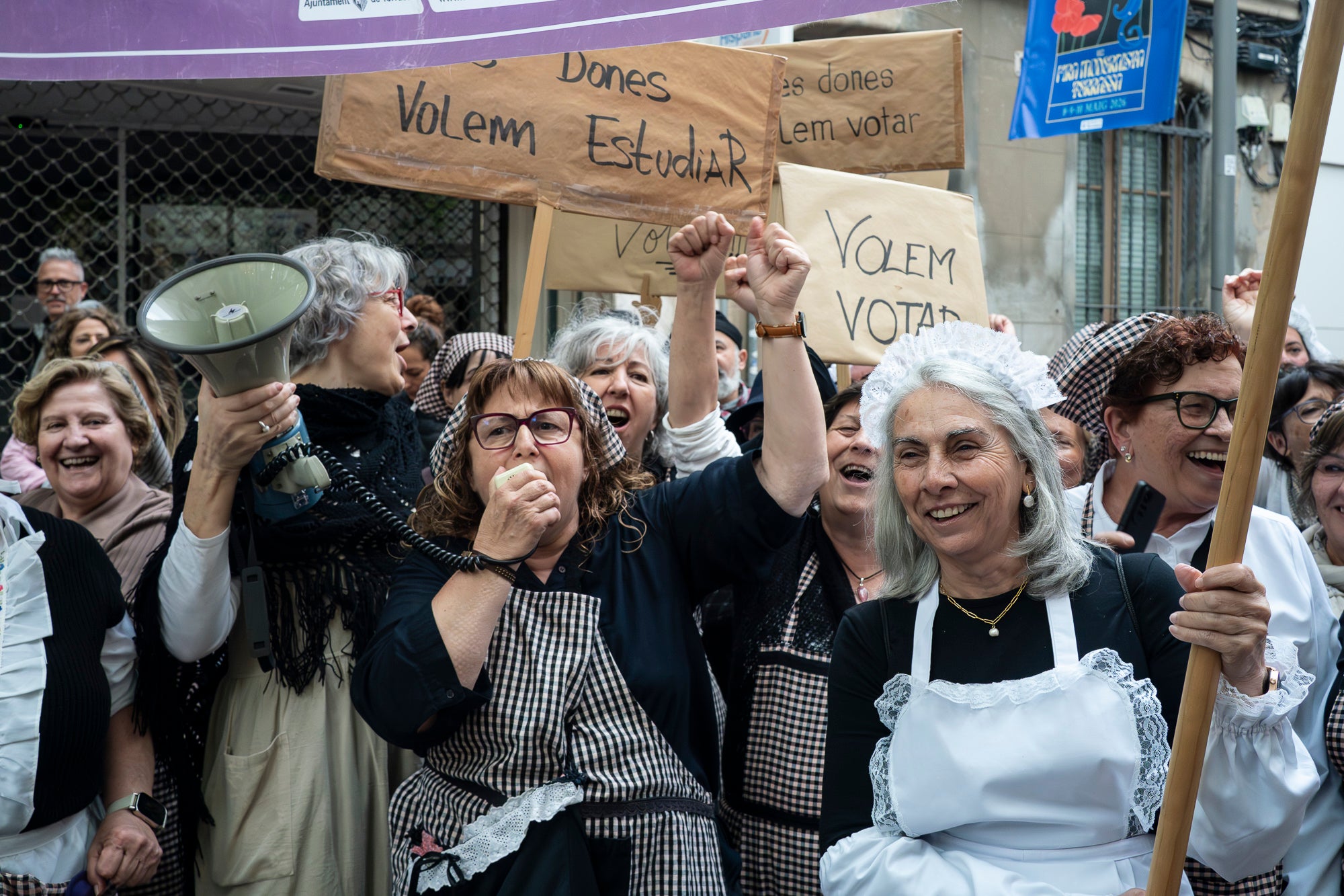 Partint de la Casa Alegre de Sagrera i el plafó al·legòric de figures femenines d'Alexandre de Riquer -el protagonista de la XXIII Fira Modernista de Terrassa-, aquesta és la passejada fotogràfica de dissabte al matí. Durant el recorregut, ens creuem amb públic vestit d'època, inclosos regidors i regidores, la Gran Fira dels Invents del Passeig Comte d'Ègara, l'exposició 'El llegat Riquer' al Castell Cartoixa de Vallparadís, la música del Pep Domènech amb la seva pianola Aeolian davant del Mercat de la Independència, la manifestació de dones obreres sufragistes, el Mercat d'Artesania i els tallers d'oficis d'arts aplicades al parc de Sant Jordi entorn una Masia Freixa en obres de restauració, la màgia de l'atracció Cavallets de principis del segle XX al parc dels Catalans i la cercavila del Circ Històric Raluy, que aquests dies presenta el seu espectacle 'Terra' a la plaça Nova. Endinseu-vos en una Terrassa ben modernista | Mireia Comas