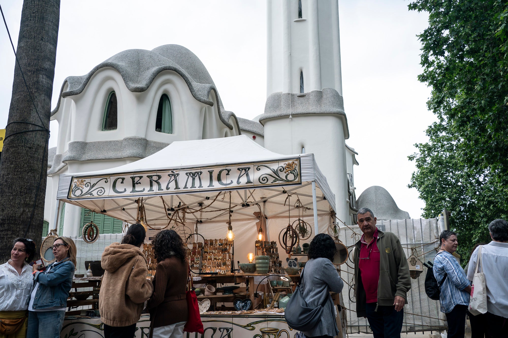Partint de la Casa Alegre de Sagrera i el plafó al·legòric de figures femenines d'Alexandre de Riquer -el protagonista de la XXIII Fira Modernista de Terrassa-, aquesta és la passejada fotogràfica de dissabte al matí. Durant el recorregut, ens creuem amb públic vestit d'època, inclosos regidors i regidores, la Gran Fira dels Invents del Passeig Comte d'Ègara, l'exposició 'El llegat Riquer' al Castell Cartoixa de Vallparadís, la música del Pep Domènech amb la seva pianola Aeolian davant del Mercat de la Independència, la manifestació de dones obreres sufragistes, el Mercat d'Artesania i els tallers d'oficis d'arts aplicades al parc de Sant Jordi entorn una Masia Freixa en obres de restauració, la màgia de l'atracció Cavallets de principis del segle XX al parc dels Catalans i la cercavila del Circ Històric Raluy, que aquests dies presenta el seu espectacle 'Terra' a la plaça Nova. Endinseu-vos en una Terrassa ben modernista | Mireia Comas