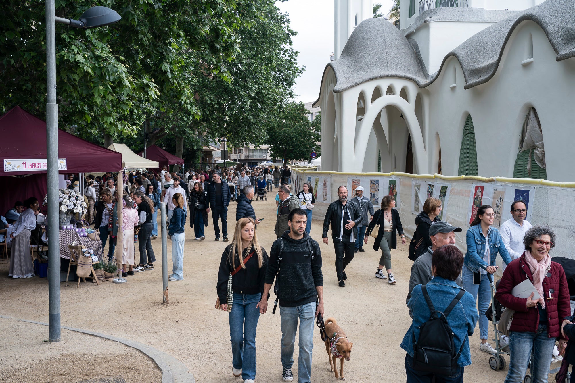 Partint de la Casa Alegre de Sagrera i el plafó al·legòric de figures femenines d'Alexandre de Riquer -el protagonista de la XXIII Fira Modernista de Terrassa-, aquesta és la passejada fotogràfica de dissabte al matí. Durant el recorregut, ens creuem amb públic vestit d'època, inclosos regidors i regidores, la Gran Fira dels Invents del Passeig Comte d'Ègara, l'exposició 'El llegat Riquer' al Castell Cartoixa de Vallparadís, la música del Pep Domènech amb la seva pianola Aeolian davant del Mercat de la Independència, la manifestació de dones obreres sufragistes, el Mercat d'Artesania i els tallers d'oficis d'arts aplicades al parc de Sant Jordi entorn una Masia Freixa en obres de restauració, la màgia de l'atracció Cavallets de principis del segle XX al parc dels Catalans i la cercavila del Circ Històric Raluy, que aquests dies presenta el seu espectacle 'Terra' a la plaça Nova. Endinseu-vos en una Terrassa ben modernista | Mireia Comas