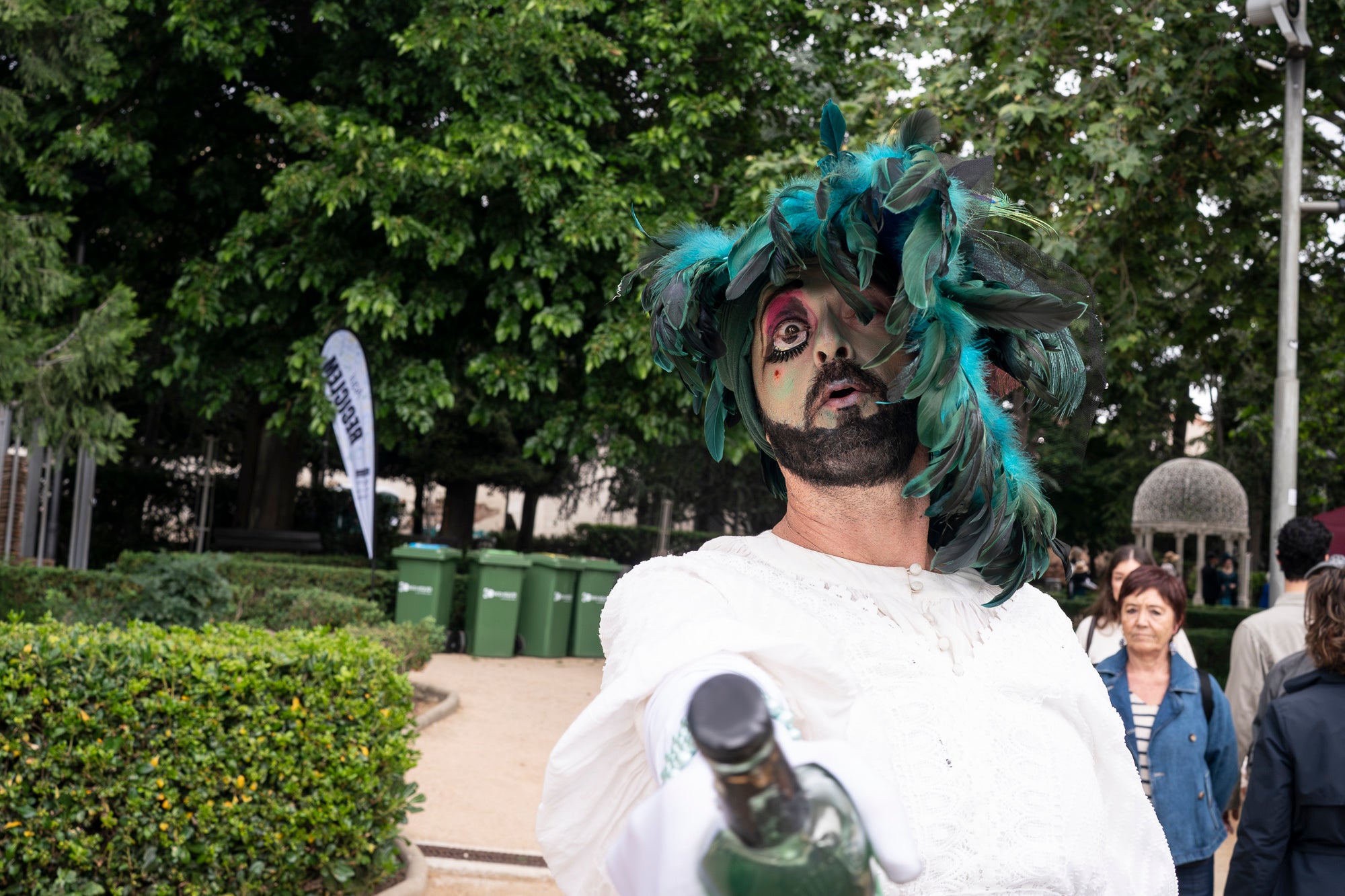 Partint de la Casa Alegre de Sagrera i el plafó al·legòric de figures femenines d'Alexandre de Riquer -el protagonista de la XXIII Fira Modernista de Terrassa-, aquesta és la passejada fotogràfica de dissabte al matí. Durant el recorregut, ens creuem amb públic vestit d'època, inclosos regidors i regidores, la Gran Fira dels Invents del Passeig Comte d'Ègara, l'exposició 'El llegat Riquer' al Castell Cartoixa de Vallparadís, la música del Pep Domènech amb la seva pianola Aeolian davant del Mercat de la Independència, la manifestació de dones obreres sufragistes, el Mercat d'Artesania i els tallers d'oficis d'arts aplicades al parc de Sant Jordi entorn una Masia Freixa en obres de restauració, la màgia de l'atracció Cavallets de principis del segle XX al parc dels Catalans i la cercavila del Circ Històric Raluy, que aquests dies presenta el seu espectacle 'Terra' a la plaça Nova. Endinseu-vos en una Terrassa ben modernista | Mireia Comas