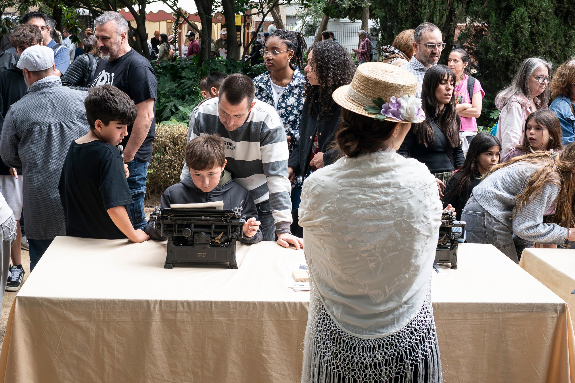 Partint de la Casa Alegre de Sagrera i el plafó al·legòric de figures femenines d'Alexandre de Riquer -el protagonista de la XXIII Fira Modernista de Terrassa-, aquesta és la passejada fotogràfica de dissabte al matí. Durant el recorregut, ens creuem amb públic vestit d'època, inclosos regidors i regidores, la Gran Fira dels Invents del Passeig Comte d'Ègara, l'exposició 'El llegat Riquer' al Castell Cartoixa de Vallparadís, la música del Pep Domènech amb la seva pianola Aeolian davant del Mercat de la Independència, la manifestació de dones obreres sufragistes, el Mercat d'Artesania i els tallers d'oficis d'arts aplicades al parc de Sant Jordi entorn una Masia Freixa en obres de restauració, la màgia de l'atracció Cavallets de principis del segle XX al parc dels Catalans i la cercavila del Circ Històric Raluy, que aquests dies presenta el seu espectacle 'Terra' a la plaça Nova. Endinseu-vos en una Terrassa ben modernista | Mireia Comas