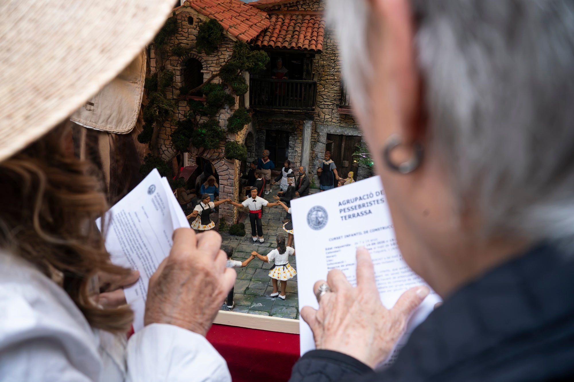 Partint de la Casa Alegre de Sagrera i el plafó al·legòric de figures femenines d'Alexandre de Riquer -el protagonista de la XXIII Fira Modernista de Terrassa-, aquesta és la passejada fotogràfica de dissabte al matí. Durant el recorregut, ens creuem amb públic vestit d'època, inclosos regidors i regidores, la Gran Fira dels Invents del Passeig Comte d'Ègara, l'exposició 'El llegat Riquer' al Castell Cartoixa de Vallparadís, la música del Pep Domènech amb la seva pianola Aeolian davant del Mercat de la Independència, la manifestació de dones obreres sufragistes, el Mercat d'Artesania i els tallers d'oficis d'arts aplicades al parc de Sant Jordi entorn una Masia Freixa en obres de restauració, la màgia de l'atracció Cavallets de principis del segle XX al parc dels Catalans i la cercavila del Circ Històric Raluy, que aquests dies presenta el seu espectacle 'Terra' a la plaça Nova. Endinseu-vos en una Terrassa ben modernista | Mireia Comas