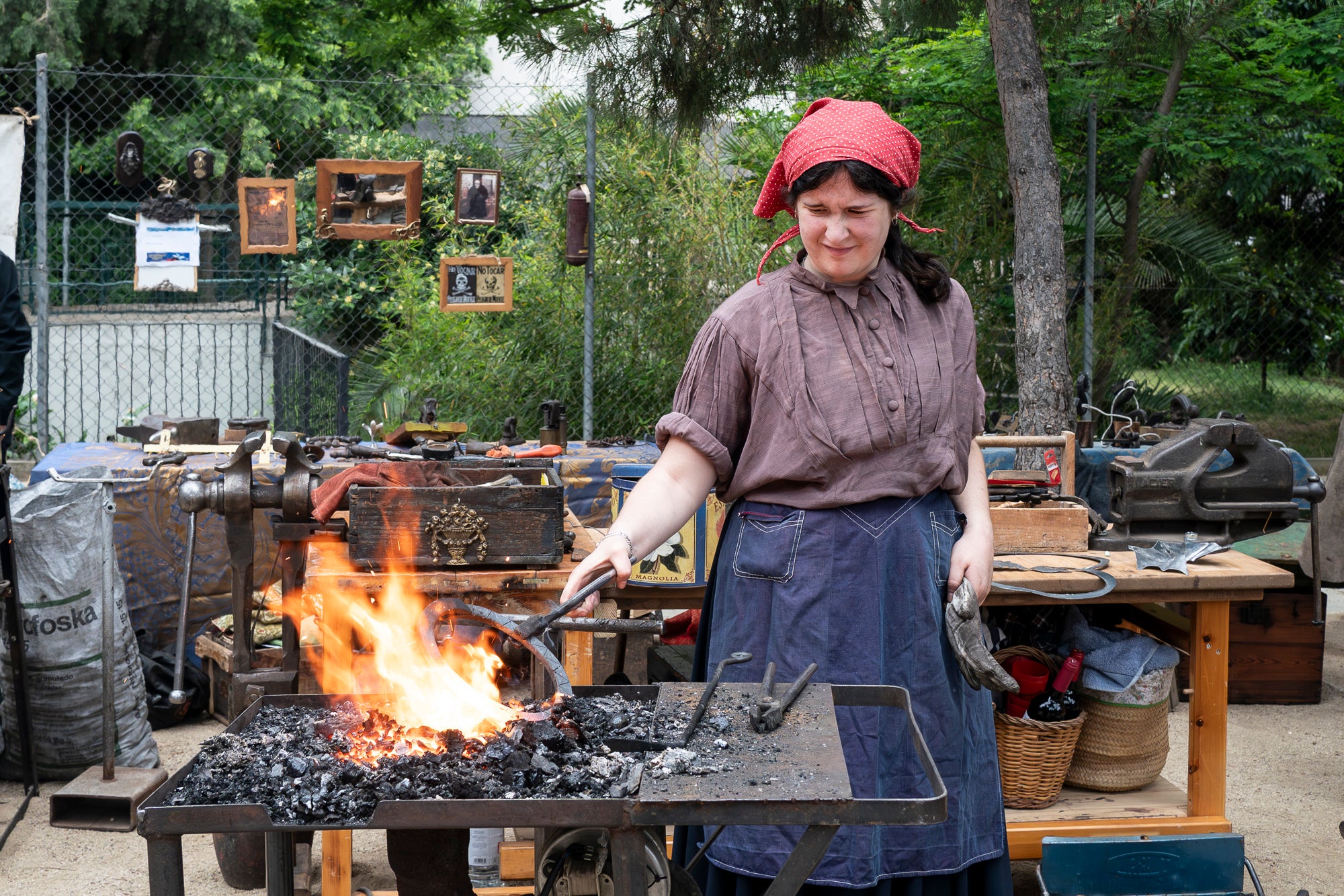 Partint de la Casa Alegre de Sagrera i el plafó al·legòric de figures femenines d'Alexandre de Riquer -el protagonista de la XXIII Fira Modernista de Terrassa-, aquesta és la passejada fotogràfica de dissabte al matí. Durant el recorregut, ens creuem amb públic vestit d'època, inclosos regidors i regidores, la Gran Fira dels Invents del Passeig Comte d'Ègara, l'exposició 'El llegat Riquer' al Castell Cartoixa de Vallparadís, la música del Pep Domènech amb la seva pianola Aeolian davant del Mercat de la Independència, la manifestació de dones obreres sufragistes, el Mercat d'Artesania i els tallers d'oficis d'arts aplicades al parc de Sant Jordi entorn una Masia Freixa en obres de restauració, la màgia de l'atracció Cavallets de principis del segle XX al parc dels Catalans i la cercavila del Circ Històric Raluy, que aquests dies presenta el seu espectacle 'Terra' a la plaça Nova. Endinseu-vos en una Terrassa ben modernista | Mireia Comas