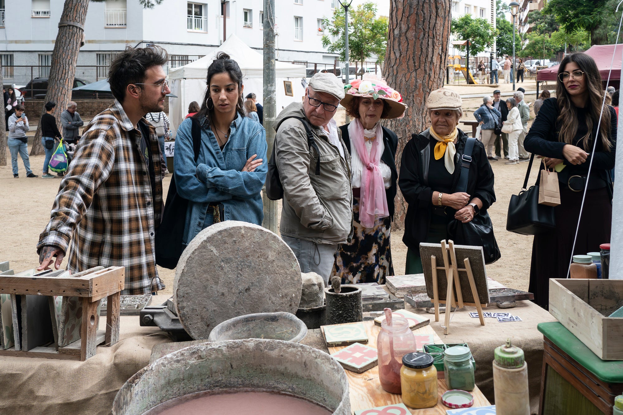 Partint de la Casa Alegre de Sagrera i el plafó al·legòric de figures femenines d'Alexandre de Riquer -el protagonista de la XXIII Fira Modernista de Terrassa-, aquesta és la passejada fotogràfica de dissabte al matí. Durant el recorregut, ens creuem amb públic vestit d'època, inclosos regidors i regidores, la Gran Fira dels Invents del Passeig Comte d'Ègara, l'exposició 'El llegat Riquer' al Castell Cartoixa de Vallparadís, la música del Pep Domènech amb la seva pianola Aeolian davant del Mercat de la Independència, la manifestació de dones obreres sufragistes, el Mercat d'Artesania i els tallers d'oficis d'arts aplicades al parc de Sant Jordi entorn una Masia Freixa en obres de restauració, la màgia de l'atracció Cavallets de principis del segle XX al parc dels Catalans i la cercavila del Circ Històric Raluy, que aquests dies presenta el seu espectacle 'Terra' a la plaça Nova. Endinseu-vos en una Terrassa ben modernista | Mireia Comas