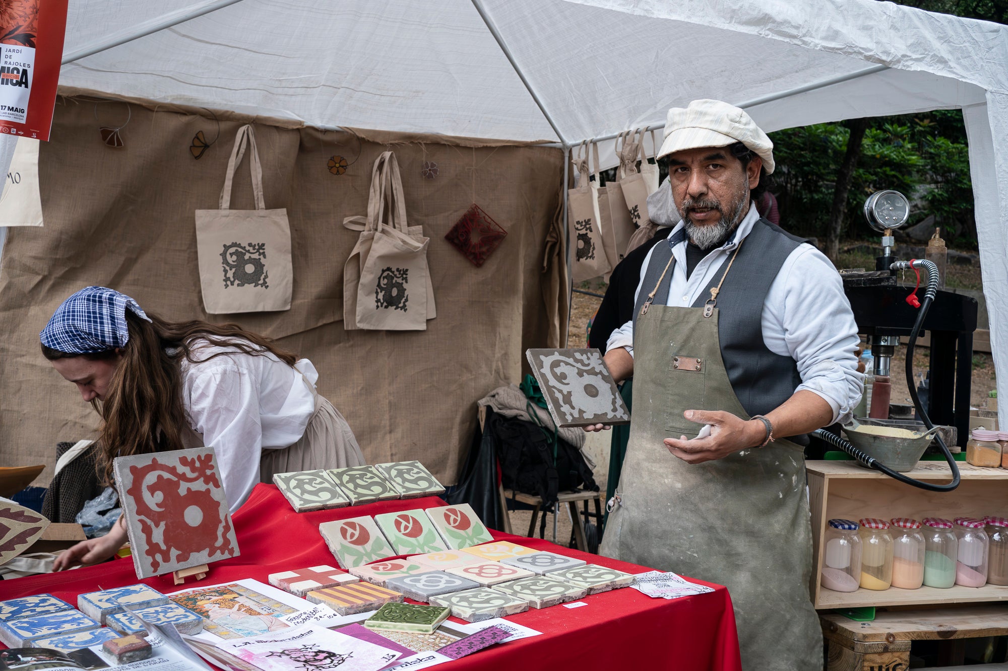 Partint de la Casa Alegre de Sagrera i el plafó al·legòric de figures femenines d'Alexandre de Riquer -el protagonista de la XXIII Fira Modernista de Terrassa-, aquesta és la passejada fotogràfica de dissabte al matí. Durant el recorregut, ens creuem amb públic vestit d'època, inclosos regidors i regidores, la Gran Fira dels Invents del Passeig Comte d'Ègara, l'exposició 'El llegat Riquer' al Castell Cartoixa de Vallparadís, la música del Pep Domènech amb la seva pianola Aeolian davant del Mercat de la Independència, la manifestació de dones obreres sufragistes, el Mercat d'Artesania i els tallers d'oficis d'arts aplicades al parc de Sant Jordi entorn una Masia Freixa en obres de restauració, la màgia de l'atracció Cavallets de principis del segle XX al parc dels Catalans i la cercavila del Circ Històric Raluy, que aquests dies presenta el seu espectacle 'Terra' a la plaça Nova. Endinseu-vos en una Terrassa ben modernista | Mireia Comas