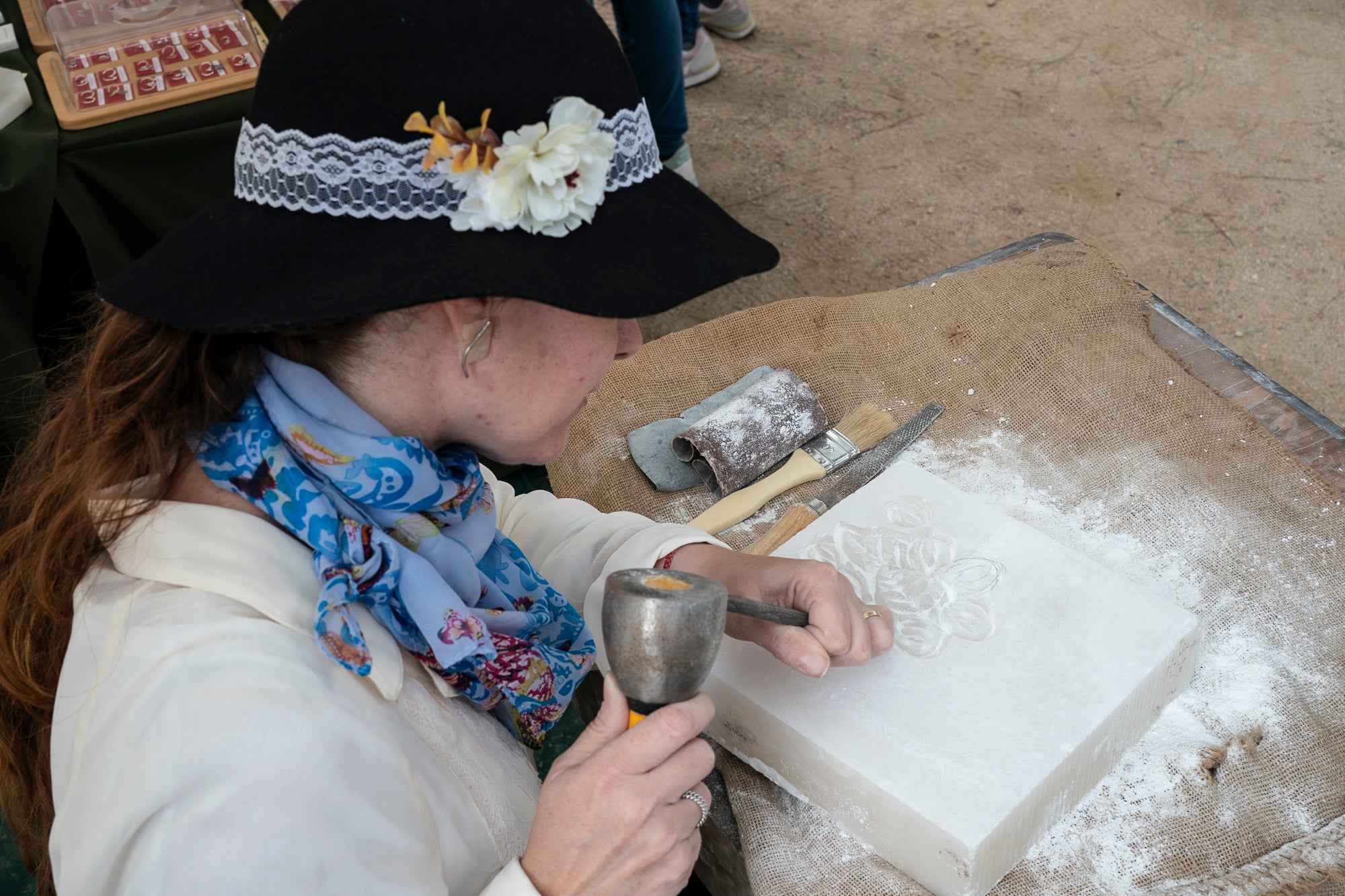 Partint de la Casa Alegre de Sagrera i el plafó al·legòric de figures femenines d'Alexandre de Riquer -el protagonista de la XXIII Fira Modernista de Terrassa-, aquesta és la passejada fotogràfica de dissabte al matí. Durant el recorregut, ens creuem amb públic vestit d'època, inclosos regidors i regidores, la Gran Fira dels Invents del Passeig Comte d'Ègara, l'exposició 'El llegat Riquer' al Castell Cartoixa de Vallparadís, la música del Pep Domènech amb la seva pianola Aeolian davant del Mercat de la Independència, la manifestació de dones obreres sufragistes, el Mercat d'Artesania i els tallers d'oficis d'arts aplicades al parc de Sant Jordi entorn una Masia Freixa en obres de restauració, la màgia de l'atracció Cavallets de principis del segle XX al parc dels Catalans i la cercavila del Circ Històric Raluy, que aquests dies presenta el seu espectacle 'Terra' a la plaça Nova. Endinseu-vos en una Terrassa ben modernista | Mireia Comas