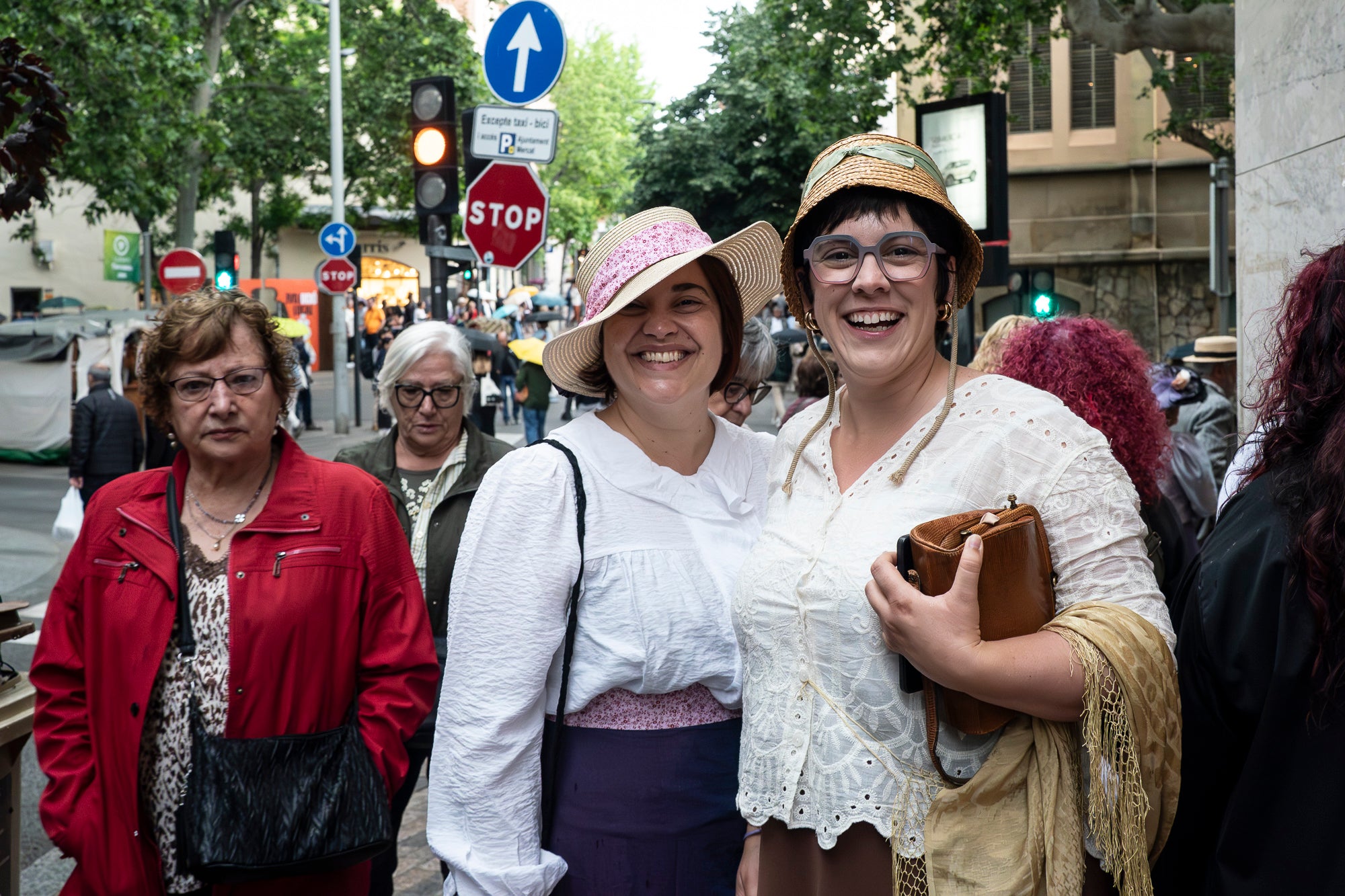 Partint de la Casa Alegre de Sagrera i el plafó al·legòric de figures femenines d'Alexandre de Riquer -el protagonista de la XXIII Fira Modernista de Terrassa-, aquesta és la passejada fotogràfica de dissabte al matí. Durant el recorregut, ens creuem amb públic vestit d'època, inclosos regidors i regidores, la Gran Fira dels Invents del Passeig Comte d'Ègara, l'exposició 'El llegat Riquer' al Castell Cartoixa de Vallparadís, la música del Pep Domènech amb la seva pianola Aeolian davant del Mercat de la Independència, la manifestació de dones obreres sufragistes, el Mercat d'Artesania i els tallers d'oficis d'arts aplicades al parc de Sant Jordi entorn una Masia Freixa en obres de restauració, la màgia de l'atracció Cavallets de principis del segle XX al parc dels Catalans i la cercavila del Circ Històric Raluy, que aquests dies presenta el seu espectacle 'Terra' a la plaça Nova. Endinseu-vos en una Terrassa ben modernista | Mireia Comas
