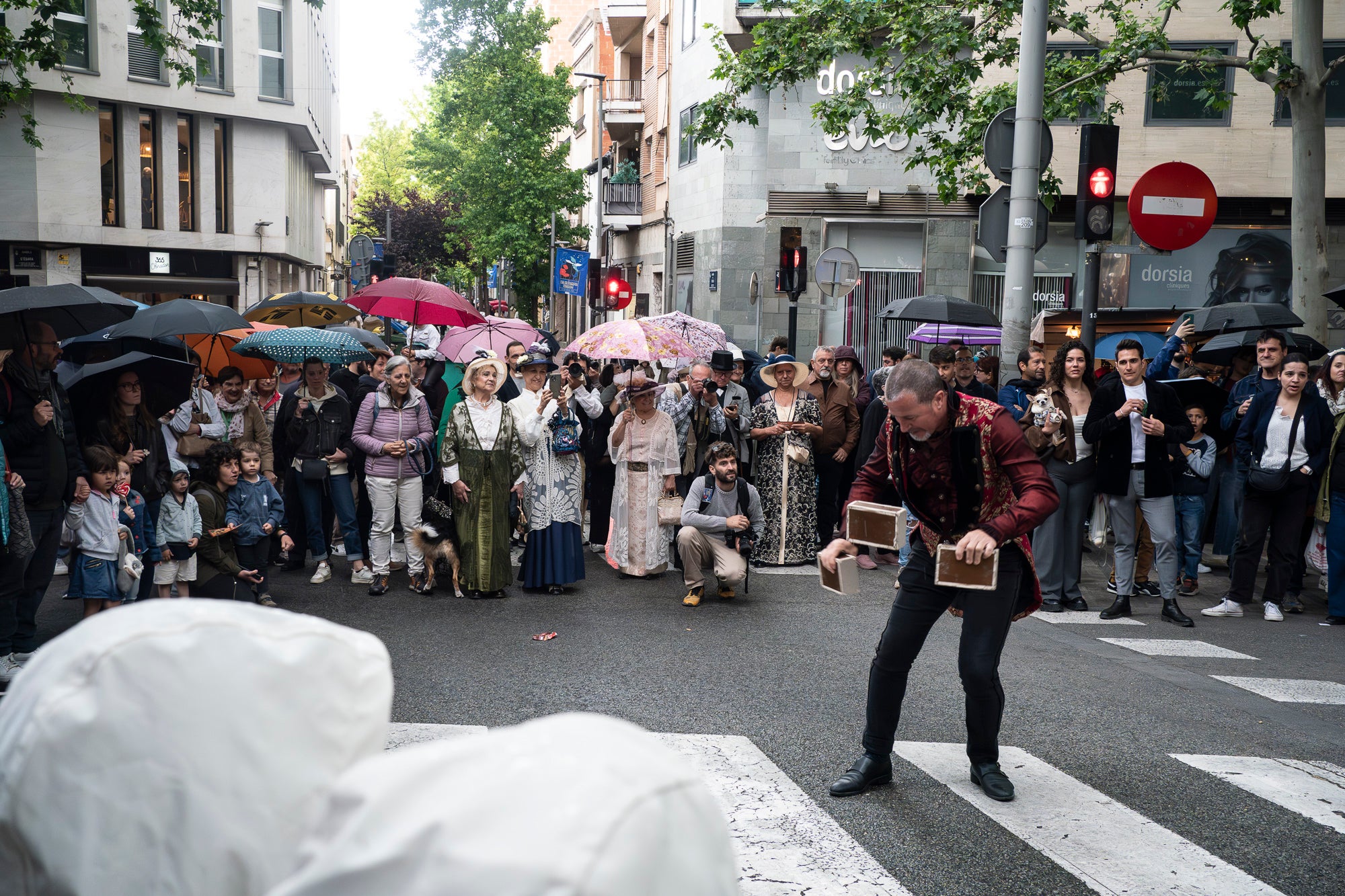Partint de la Casa Alegre de Sagrera i el plafó al·legòric de figures femenines d'Alexandre de Riquer -el protagonista de la XXIII Fira Modernista de Terrassa-, aquesta és la passejada fotogràfica de dissabte al matí. Durant el recorregut, ens creuem amb públic vestit d'època, inclosos regidors i regidores, la Gran Fira dels Invents del Passeig Comte d'Ègara, l'exposició 'El llegat Riquer' al Castell Cartoixa de Vallparadís, la música del Pep Domènech amb la seva pianola Aeolian davant del Mercat de la Independència, la manifestació de dones obreres sufragistes, el Mercat d'Artesania i els tallers d'oficis d'arts aplicades al parc de Sant Jordi entorn una Masia Freixa en obres de restauració, la màgia de l'atracció Cavallets de principis del segle XX al parc dels Catalans i la cercavila del Circ Històric Raluy, que aquests dies presenta el seu espectacle 'Terra' a la plaça Nova. Endinseu-vos en una Terrassa ben modernista | Mireia Comas