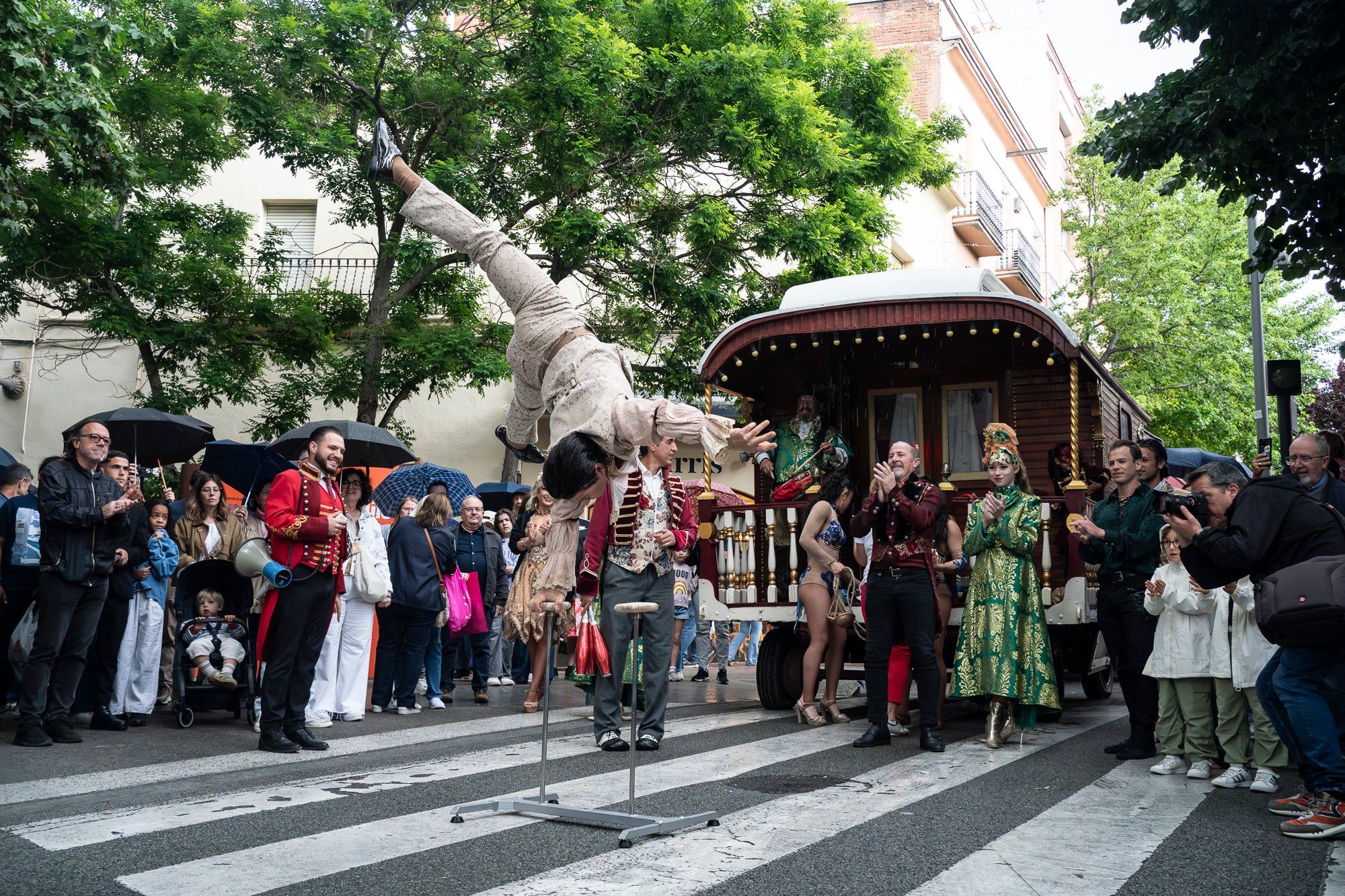 Partint de la Casa Alegre de Sagrera i el plafó al·legòric de figures femenines d'Alexandre de Riquer -el protagonista de la XXIII Fira Modernista de Terrassa-, aquesta és la passejada fotogràfica de dissabte al matí. Durant el recorregut, ens creuem amb públic vestit d'època, inclosos regidors i regidores, la Gran Fira dels Invents del Passeig Comte d'Ègara, l'exposició 'El llegat Riquer' al Castell Cartoixa de Vallparadís, la música del Pep Domènech amb la seva pianola Aeolian davant del Mercat de la Independència, la manifestació de dones obreres sufragistes, el Mercat d'Artesania i els tallers d'oficis d'arts aplicades al parc de Sant Jordi entorn una Masia Freixa en obres de restauració, la màgia de l'atracció Cavallets de principis del segle XX al parc dels Catalans i la cercavila del Circ Històric Raluy, que aquests dies presenta el seu espectacle 'Terra' a la plaça Nova. Endinseu-vos en una Terrassa ben modernista | Mireia Comas