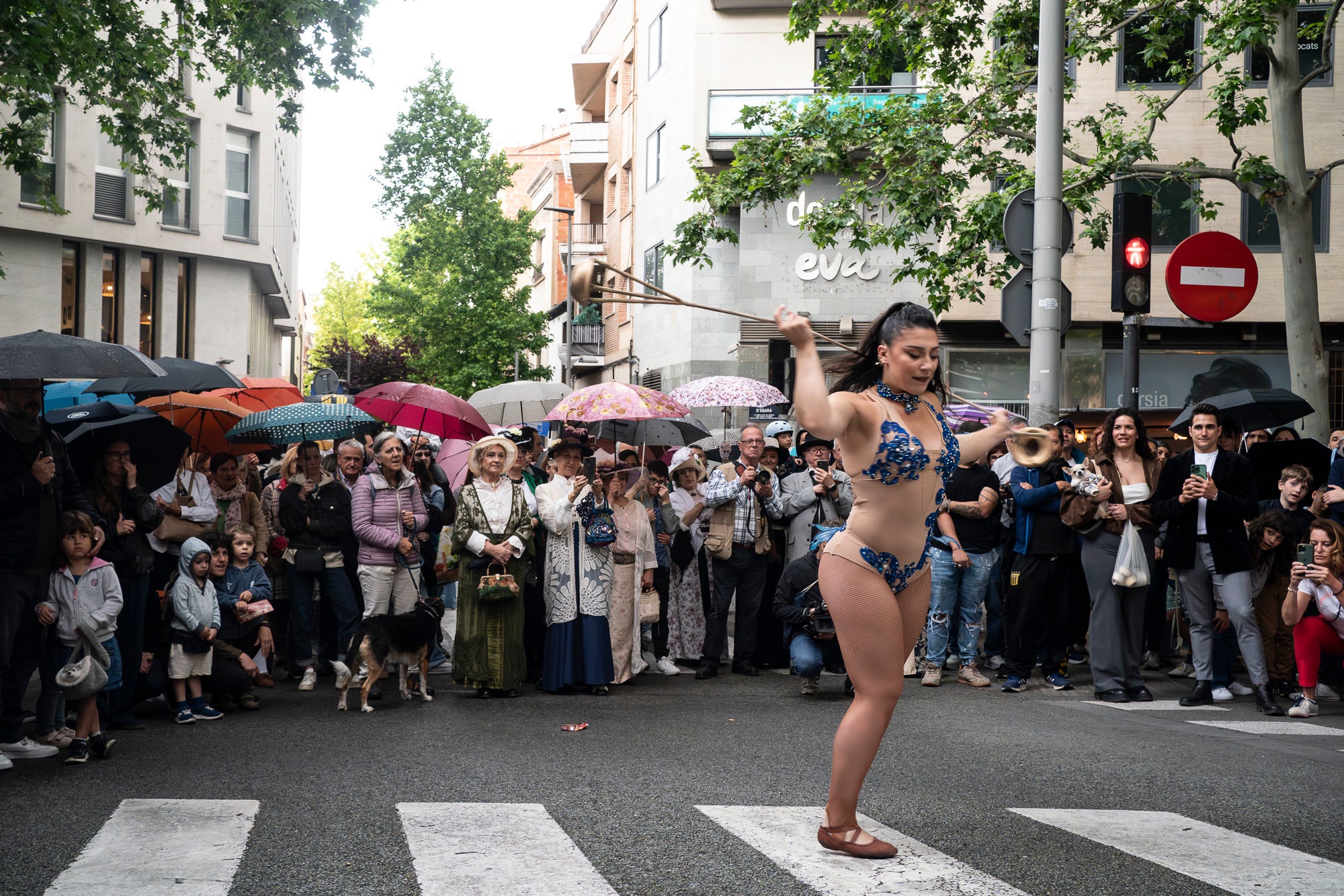 Partint de la Casa Alegre de Sagrera i el plafó al·legòric de figures femenines d'Alexandre de Riquer -el protagonista de la XXIII Fira Modernista de Terrassa-, aquesta és la passejada fotogràfica de dissabte al matí. Durant el recorregut, ens creuem amb públic vestit d'època, inclosos regidors i regidores, la Gran Fira dels Invents del Passeig Comte d'Ègara, l'exposició 'El llegat Riquer' al Castell Cartoixa de Vallparadís, la música del Pep Domènech amb la seva pianola Aeolian davant del Mercat de la Independència, la manifestació de dones obreres sufragistes, el Mercat d'Artesania i els tallers d'oficis d'arts aplicades al parc de Sant Jordi entorn una Masia Freixa en obres de restauració, la màgia de l'atracció Cavallets de principis del segle XX al parc dels Catalans i la cercavila del Circ Històric Raluy, que aquests dies presenta el seu espectacle 'Terra' a la plaça Nova. Endinseu-vos en una Terrassa ben modernista | Mireia Comas