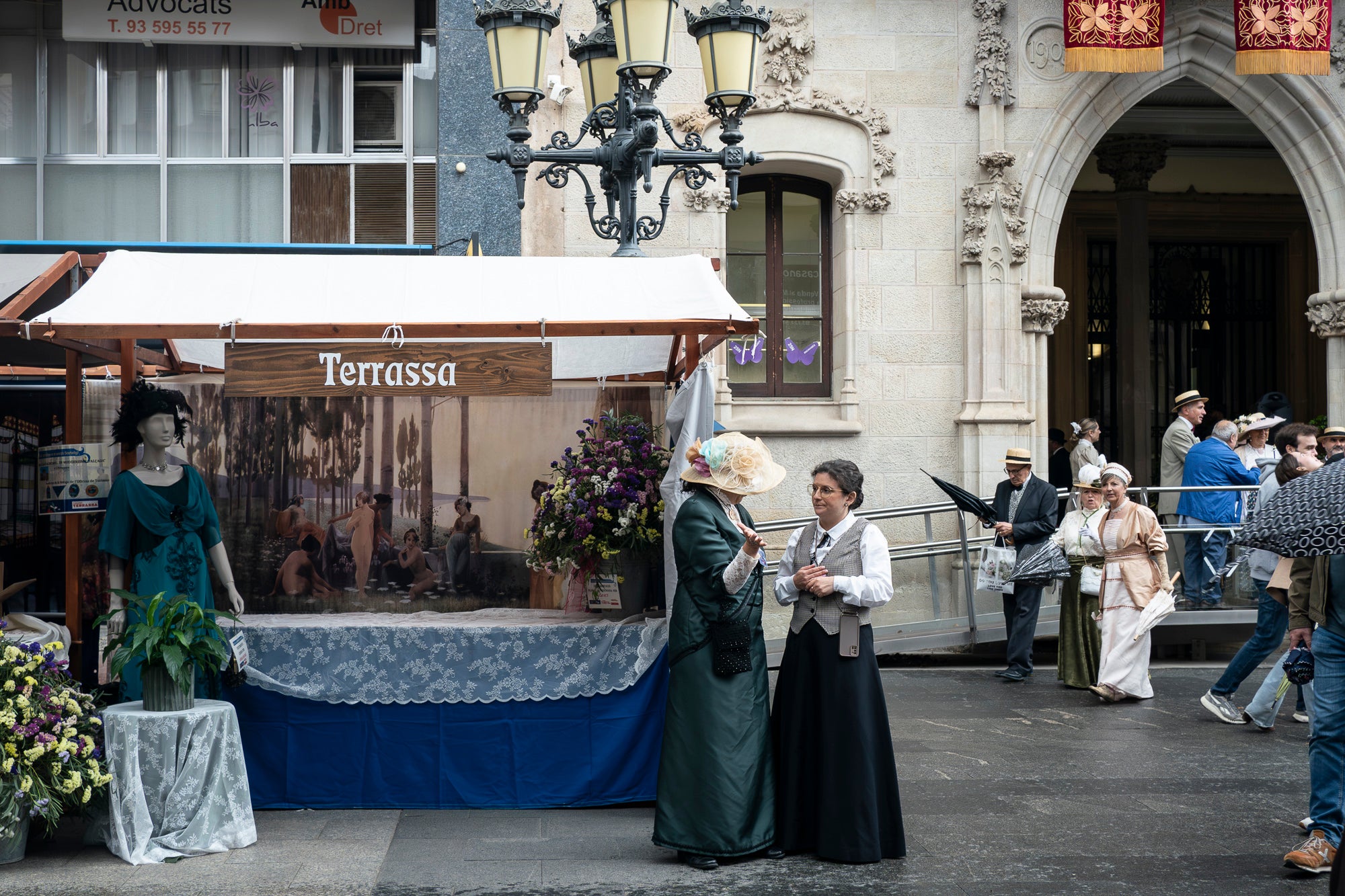 Partint de la Casa Alegre de Sagrera i el plafó al·legòric de figures femenines d'Alexandre de Riquer -el protagonista de la XXIII Fira Modernista de Terrassa-, aquesta és la passejada fotogràfica de dissabte al matí. Durant el recorregut, ens creuem amb públic vestit d'època, inclosos regidors i regidores, la Gran Fira dels Invents del Passeig Comte d'Ègara, l'exposició 'El llegat Riquer' al Castell Cartoixa de Vallparadís, la música del Pep Domènech amb la seva pianola Aeolian davant del Mercat de la Independència, la manifestació de dones obreres sufragistes, el Mercat d'Artesania i els tallers d'oficis d'arts aplicades al parc de Sant Jordi entorn una Masia Freixa en obres de restauració, la màgia de l'atracció Cavallets de principis del segle XX al parc dels Catalans i la cercavila del Circ Històric Raluy, que aquests dies presenta el seu espectacle 'Terra' a la plaça Nova. Endinseu-vos en una Terrassa ben modernista | Mireia Comas