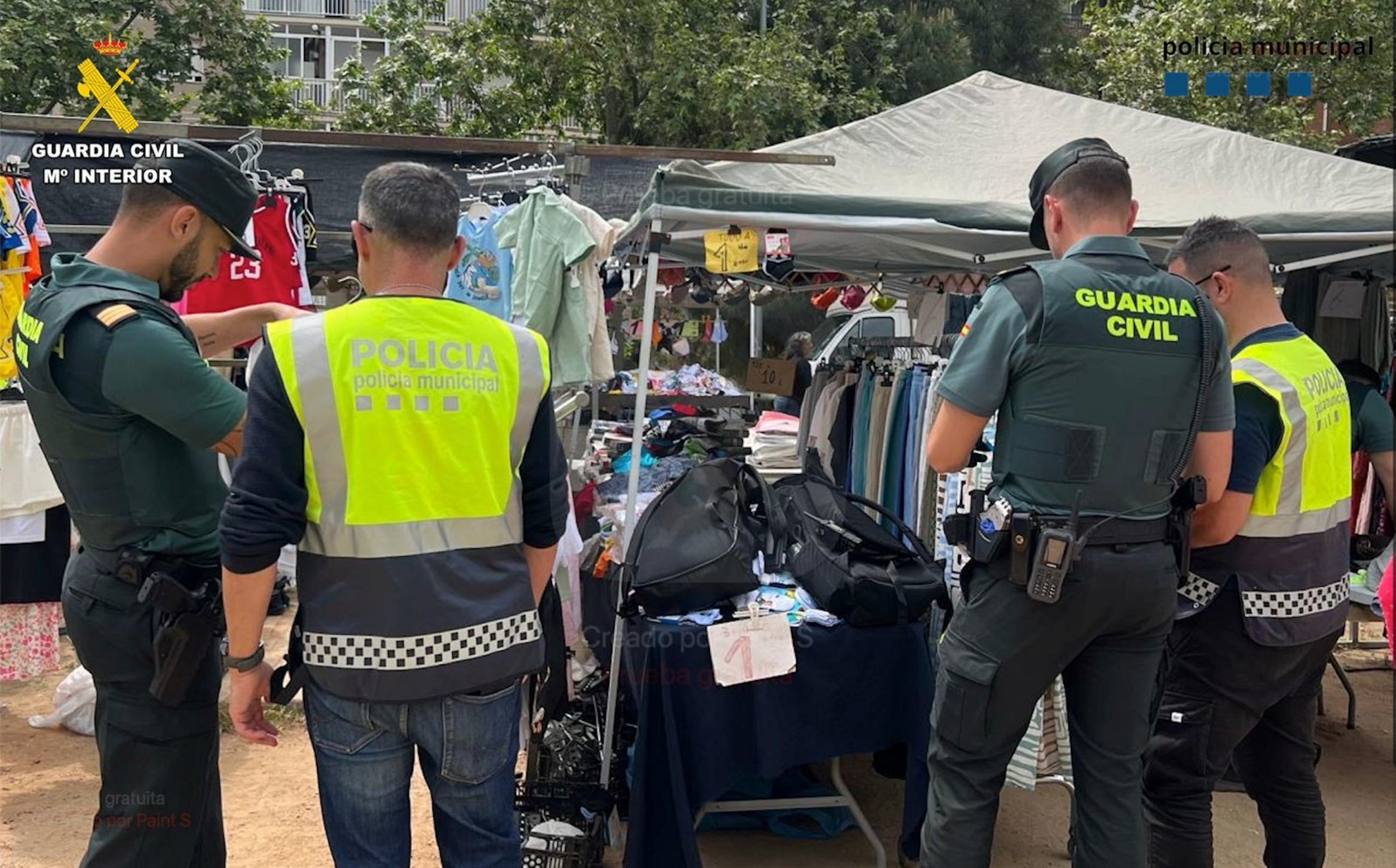 Imatge de l'operatiu en un mercat ambulant de Terrassa | Guàrdia Civil
