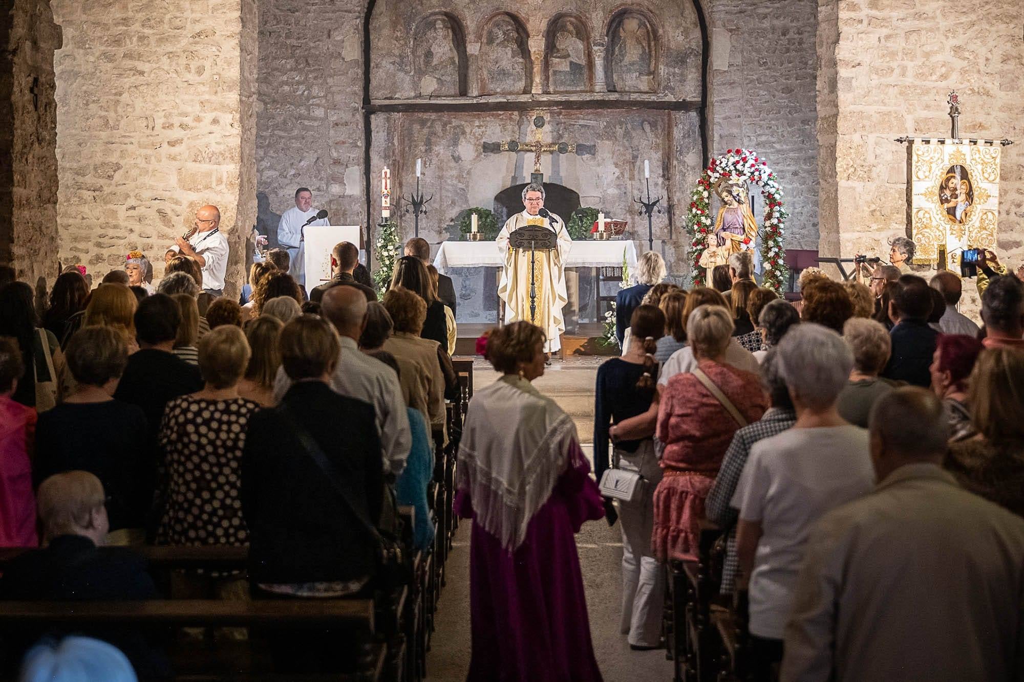 Aquest cap de setmana, Terrassa ha acollit la 52a Romería San José de Abrucena. La missa rociera s’ha celebrat a la Seu d’Ègara, oficiada per Mn Antoni Deulofeu i cantada pel coro rociero de Sant José. Tot seguit s’ha fet la processó amb la Banda i el pregó a càrrec de Maribel Sánchez Portero. I s’ha fet l’elecció de les dames d’honor i els abrucenos de l’any. La tradicional romería ha acabat amb el dinar de germanor. L’esdeveniment, organitzat per la Hermandad San José de Abrucena de Terrassa ha comptat amb la presència de l'alcalde d'Abrucena, Ismael Gil, i l’alcalde de Terrassa, Jordi Ballart. 