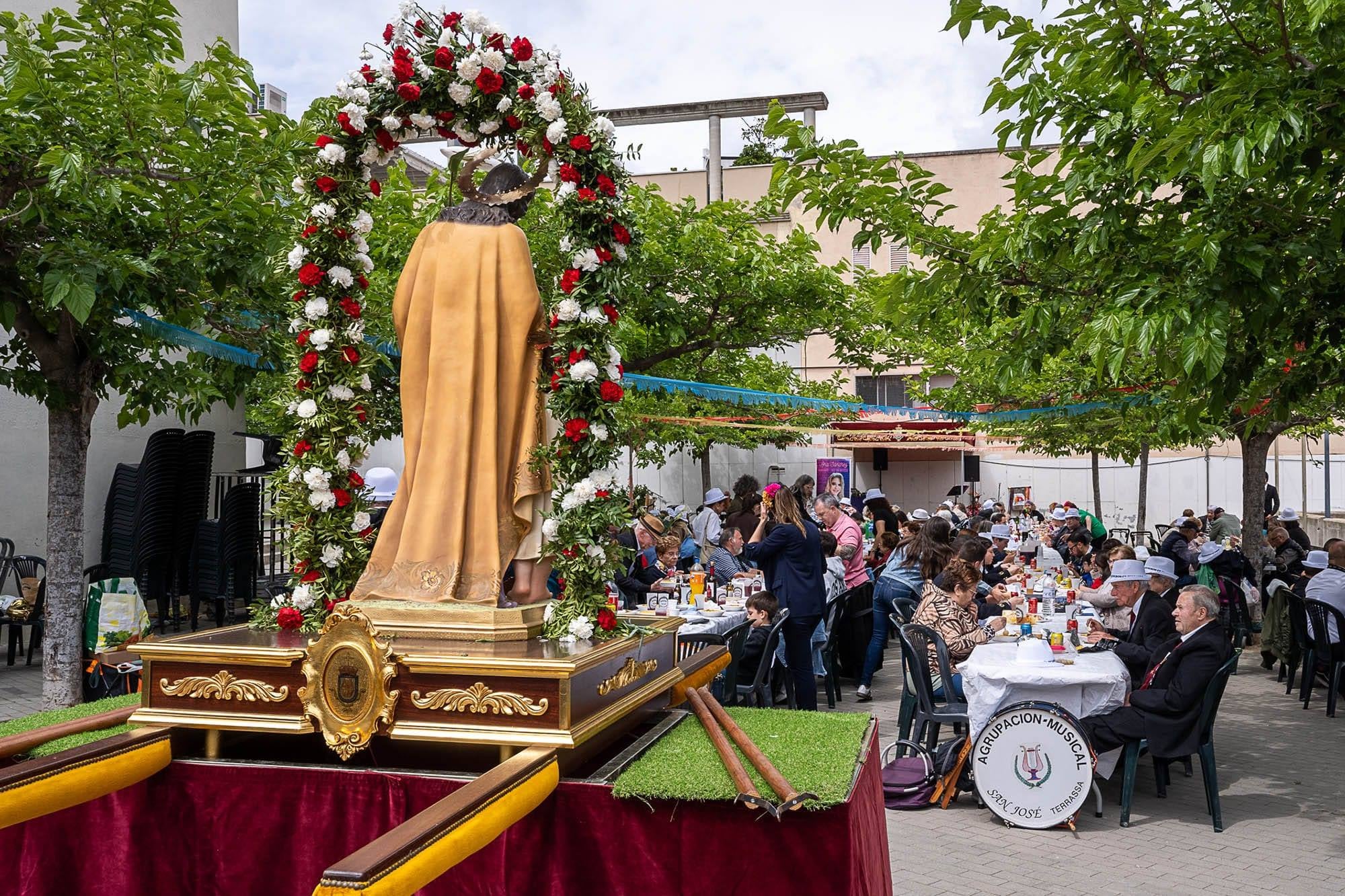 Aquest cap de setmana, Terrassa ha acollit la 52a Romería San José de Abrucena. La missa rociera s’ha celebrat a la Seu d’Ègara, oficiada per Mn Antoni Deulofeu i cantada pel coro rociero de Sant José. Tot seguit s’ha fet la processó amb la Banda i el pregó a càrrec de Maribel Sánchez Portero. I s’ha fet l’elecció de les dames d’honor i els abrucenos de l’any. La tradicional romería ha acabat amb el dinar de germanor. L’esdeveniment, organitzat per la Hermandad San José de Abrucena de Terrassa ha comptat amb la presència de l'alcalde d'Abrucena, Ismael Gil, i l’alcalde de Terrassa, Jordi Ballart. 