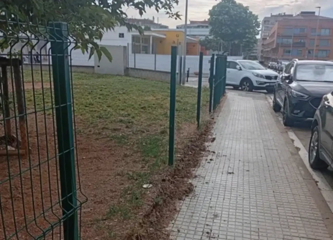 Robatori del reixat de l'espai de lliure circulació de gossos a Ca n'Aurell | Monica L.
