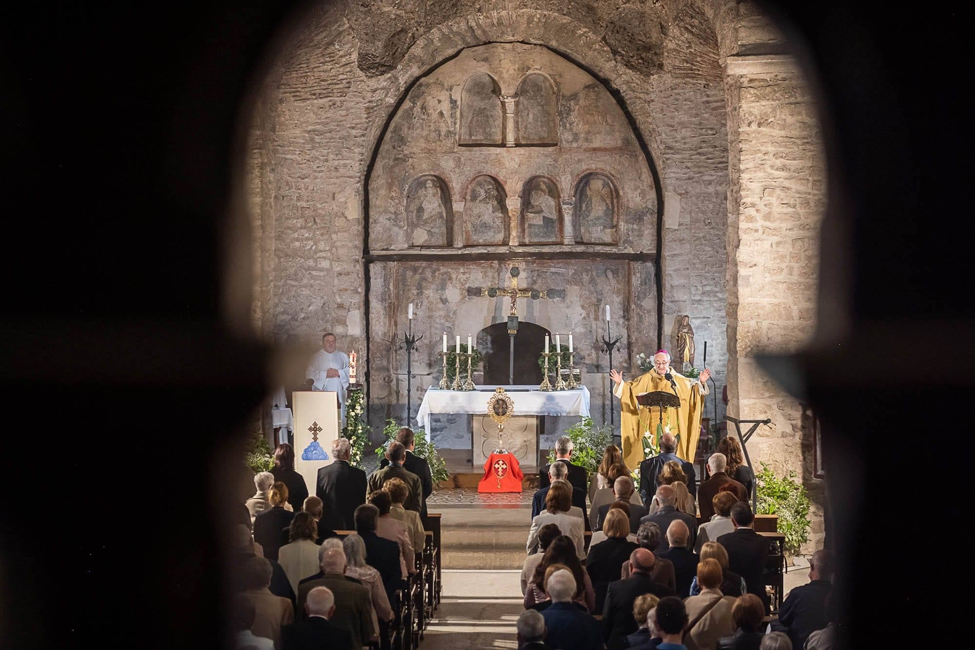 Aquest cap de setmana Terrassa ha celebrat les Festes de la Santa Creu de Canjáyar, en honor als 25 anys de vida de l’A.C.A Amigos de la Santa Cruz de Canjáyar en Terrassa. Entre els presents hi ha hagut l’alcaldessa de Canjáyar, Antonia Urrutia, que va ser rebuda oficialment a l’Ajuntament de Terrassa per l’alcalde Jordi Ballart i representants del Consistori. Urrutia va firmar el llibre d’Honor i ha participat també aquest diumenge en la Missa Solemne, a la parròquia de Sant Pere, oficiada pel bisbe Salvador Cristau i mossèn Antoni Deulofeu. 
