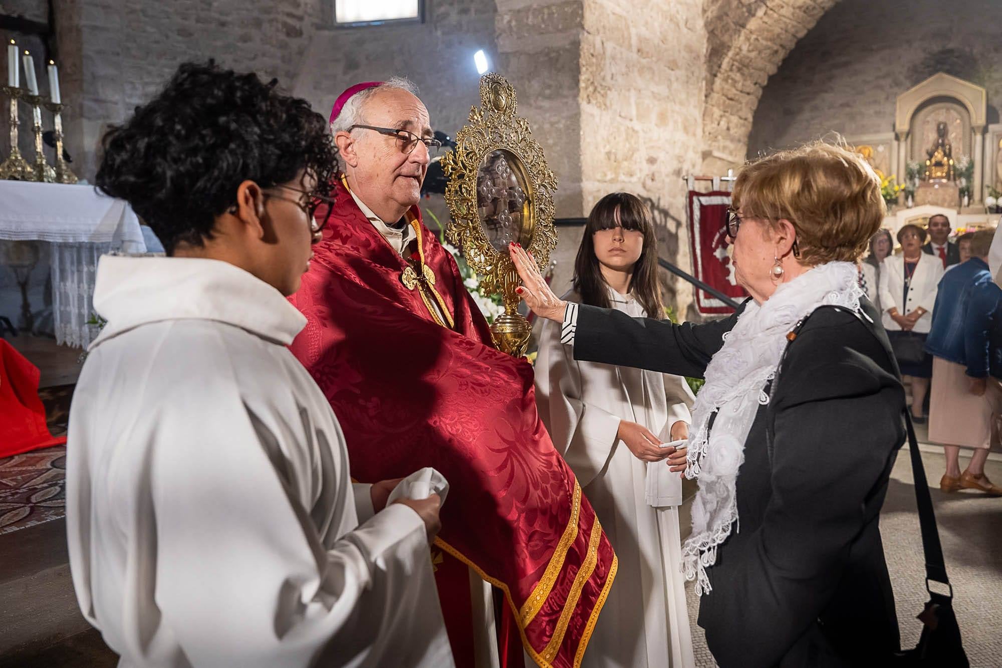 Aquest cap de setmana Terrassa ha celebrat les Festes de la Santa Creu de Canjáyar, en honor als 25 anys de vida de l’A.C.A Amigos de la Santa Cruz de Canjáyar en Terrassa. Entre els presents hi ha hagut l’alcaldessa de Canjáyar, Antonia Urrutia, que va ser rebuda oficialment a l’Ajuntament de Terrassa per l’alcalde Jordi Ballart i representants del Consistori. Urrutia va firmar el llibre d’Honor i ha participat també aquest diumenge en la Missa Solemne, a la parròquia de Sant Pere, oficiada pel bisbe Salvador Cristau i mossèn Antoni Deulofeu. 