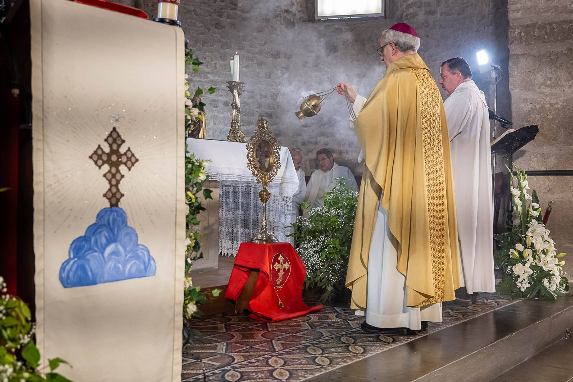 Aquest cap de setmana Terrassa ha celebrat les Festes de la Santa Creu de Canjáyar, en honor als 25 anys de vida de l’A.C.A Amigos de la Santa Cruz de Canjáyar en Terrassa. Entre els presents hi ha hagut l’alcaldessa de Canjáyar, Antonia Urrutia, que va ser rebuda oficialment a l’Ajuntament de Terrassa per l’alcalde Jordi Ballart i representants del Consistori. Urrutia va firmar el llibre d’Honor i ha participat també aquest diumenge en la Missa Solemne, a la parròquia de Sant Pere, oficiada pel bisbe Salvador Cristau i mossèn Antoni Deulofeu. 