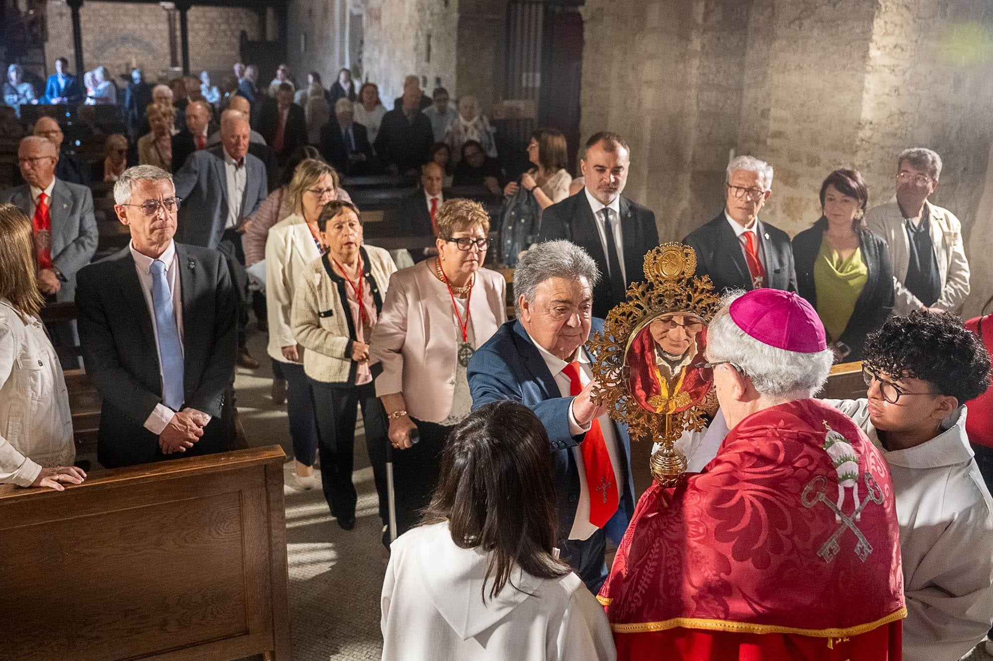 Aquest cap de setmana Terrassa ha celebrat les Festes de la Santa Creu de Canjáyar, en honor als 25 anys de vida de l’A.C.A Amigos de la Santa Cruz de Canjáyar en Terrassa. Entre els presents hi ha hagut l’alcaldessa de Canjáyar, Antonia Urrutia, que va ser rebuda oficialment a l’Ajuntament de Terrassa per l’alcalde Jordi Ballart i representants del Consistori. Urrutia va firmar el llibre d’Honor i ha participat també aquest diumenge en la Missa Solemne, a la parròquia de Sant Pere, oficiada pel bisbe Salvador Cristau i mossèn Antoni Deulofeu. 