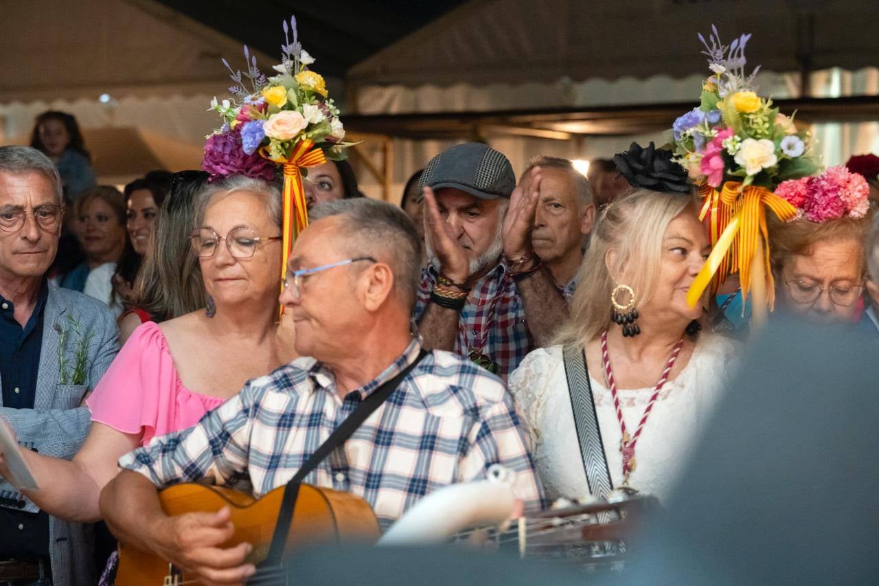 Aquest cap de setmana té lloc al polígon de Can Petit la 53a edició de la Romería del Rocío a Terrassa, un esdeveniment de religiositat popular catòlica andalusa, en honor a la Verge del Rocío. Durant tres dies, Hermandades vingudes d’arreu de l’Estat es troben al recinte egarenc en un aplec de fe i passió. Entre les ‘casetes’ presents en trobem dues de Terrassa, la pertanyent a la Hermandad del Rocío de Terrassa i la de Hermandad Rociera de Las Arenas “Voces del Camino”
