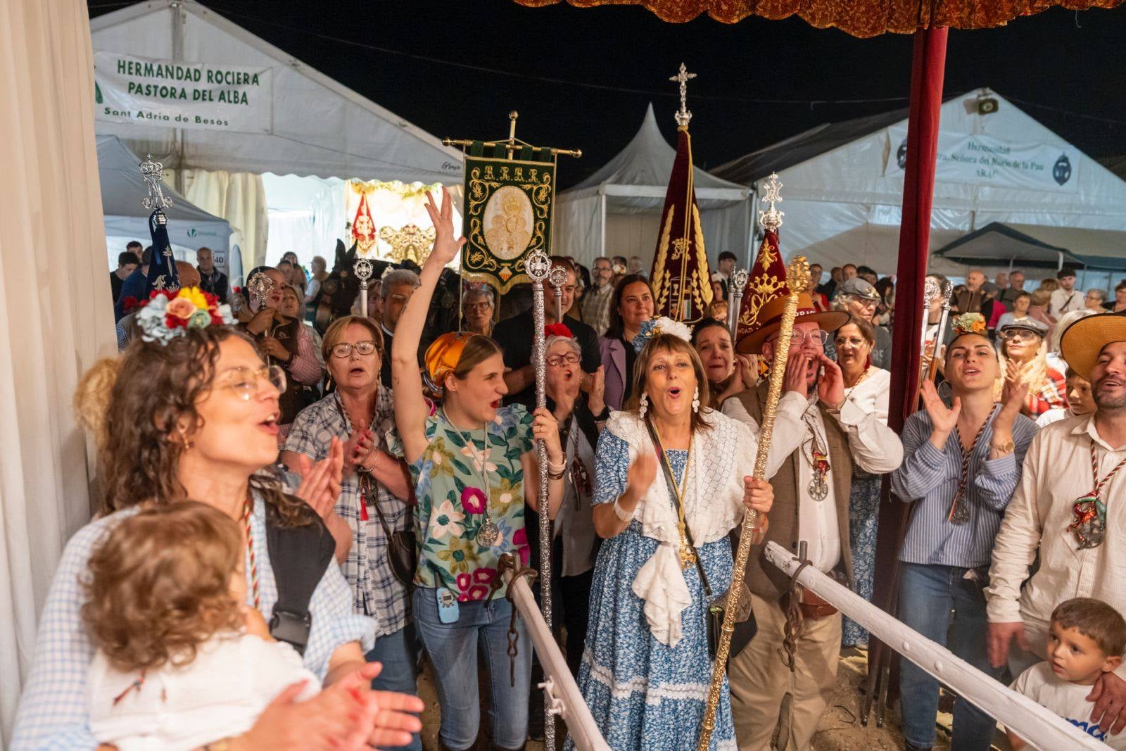 Aquest cap de setmana té lloc al polígon de Can Petit la 53a edició de la Romería del Rocío a Terrassa, un esdeveniment de religiositat popular catòlica andalusa, en honor a la Verge del Rocío. Durant tres dies, Hermandades vingudes d’arreu de l’Estat es troben al recinte egarenc en un aplec de fe i passió. Entre les ‘casetes’ presents en trobem dues de Terrassa, la pertanyent a la Hermandad del Rocío de Terrassa i la de Hermandad Rociera de Las Arenas “Voces del Camino”