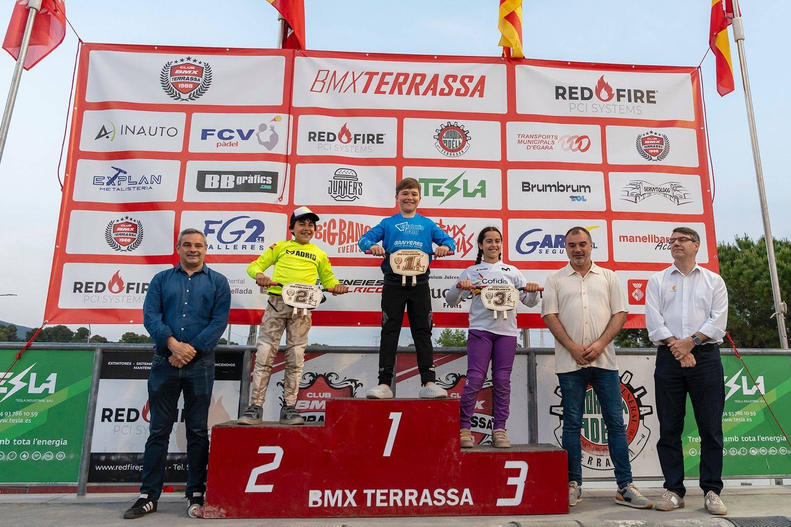 Més de 200 riders van participar en la Copa de Catalunya BMX 2026 que va tenir lloc aquest dissabte al circuit del BMX Terrassa. Al nivell competitiu i bona afluència de públic per veure un dels grans esdeveniments del BMX català. La prova tenia la peculiaritat de ser nocturna, amb tres mànigues classificatòries, semifinals en les categories amb més participació i finals. Àmplia representació terrassenca amb 74 riders que van disset podis, a més del guardó a millor escola de la jornada.
