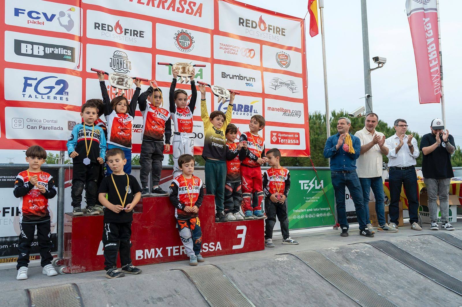 Més de 200 riders van participar en la Copa de Catalunya BMX 2026 que va tenir lloc aquest dissabte al circuit del BMX Terrassa. Al nivell competitiu i bona afluència de públic per veure un dels grans esdeveniments del BMX català. La prova tenia la peculiaritat de ser nocturna, amb tres mànigues classificatòries, semifinals en les categories amb més participació i finals. Àmplia representació terrassenca amb 74 riders que van disset podis, a més del guardó a millor escola de la jornada.