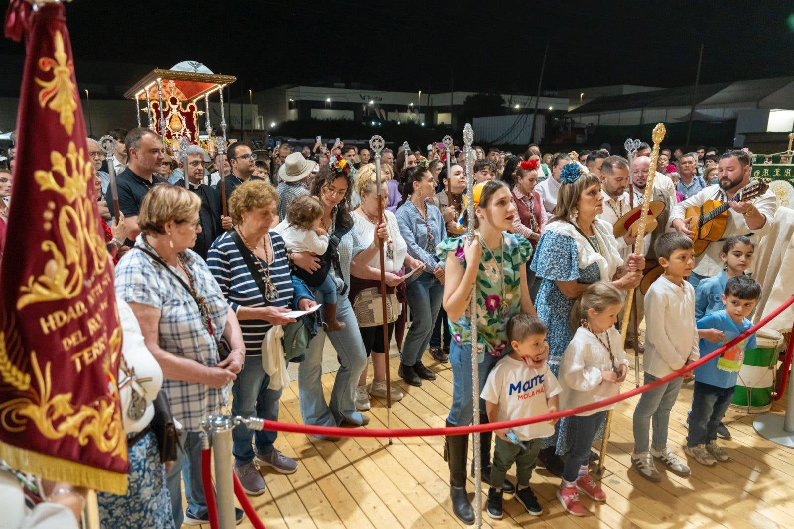Aquest cap de setmana té lloc al polígon de Can Petit la 53a edició de la Romería del Rocío a Terrassa, un esdeveniment de religiositat popular catòlica andalusa, en honor a la Verge del Rocío. Durant tres dies, Hermandades vingudes d’arreu de l’Estat es troben al recinte egarenc en un aplec de fe i passió. Entre les ‘casetes’ presents en trobem dues de Terrassa, la pertanyent a la Hermandad del Rocío de Terrassa i la de Hermandad Rociera de Las Arenas “Voces del Camino”