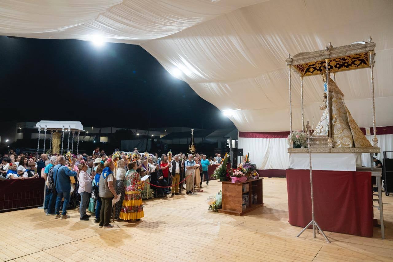 Aquest cap de setmana té lloc al polígon de Can Petit la 53a edició de la Romería del Rocío a Terrassa, un esdeveniment de religiositat popular catòlica andalusa, en honor a la Verge del Rocío. Durant tres dies, Hermandades vingudes d’arreu de l’Estat es troben al recinte egarenc en un aplec de fe i passió. Entre les ‘casetes’ presents en trobem dues de Terrassa, la pertanyent a la Hermandad del Rocío de Terrassa i la de Hermandad Rociera de Las Arenas “Voces del Camino”