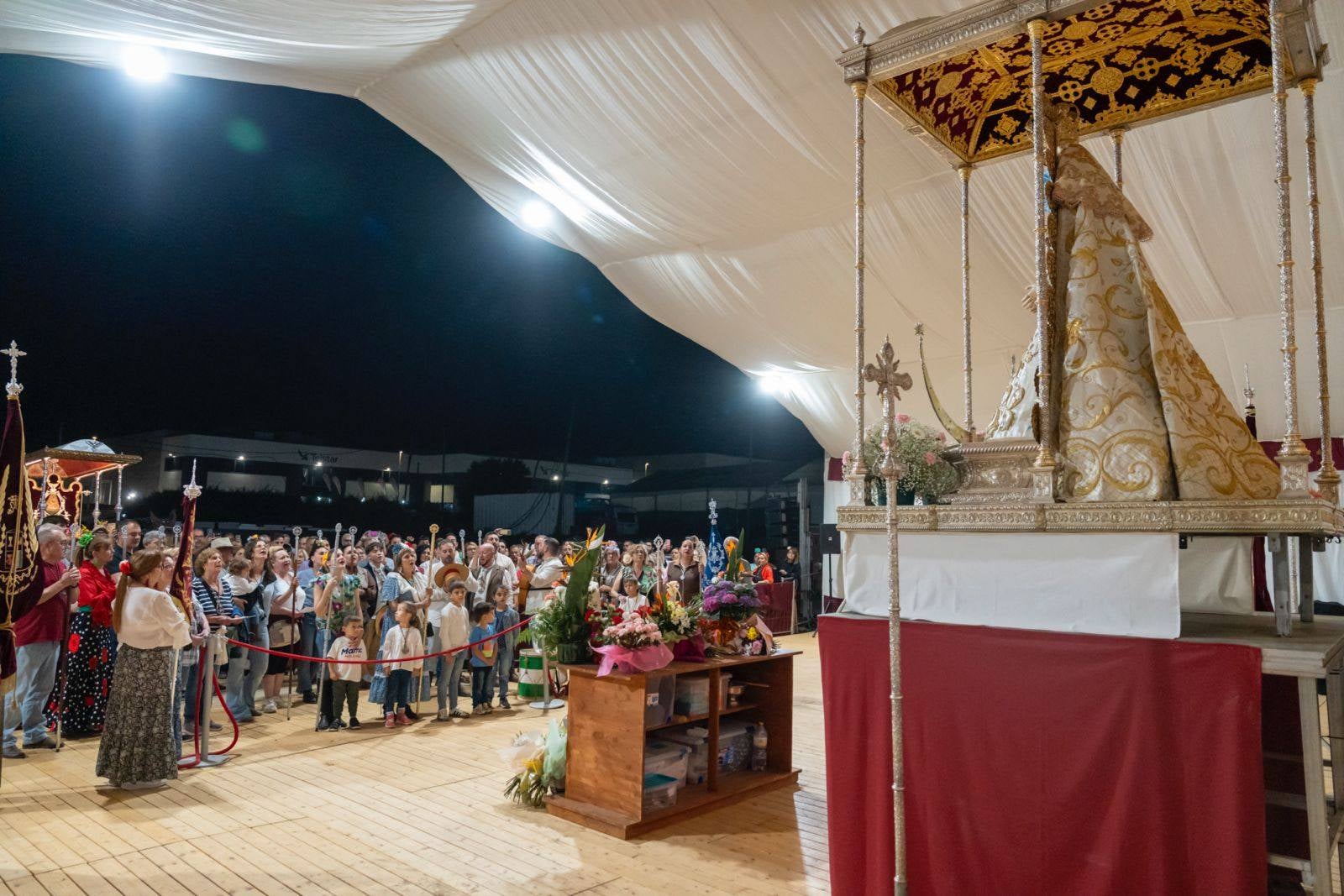 Aquest cap de setmana té lloc al polígon de Can Petit la 53a edició de la Romería del Rocío a Terrassa, un esdeveniment de religiositat popular catòlica andalusa, en honor a la Verge del Rocío. Durant tres dies, Hermandades vingudes d’arreu de l’Estat es troben al recinte egarenc en un aplec de fe i passió. Entre les ‘casetes’ presents en trobem dues de Terrassa, la pertanyent a la Hermandad del Rocío de Terrassa i la de Hermandad Rociera de Las Arenas “Voces del Camino”