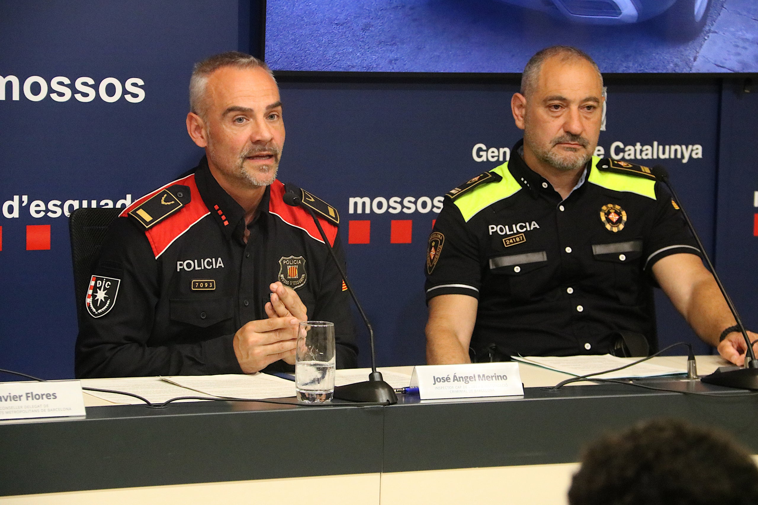 L'inspector José Ángel Merino, sots cap de la Divisió d'Investigació Criminal de Barcelona, i l'intendent Juan Guzmán, cap de la Unitat d’Investigació de la Guàrdia Urbana de Barcelona, en roda de premsa | ACN