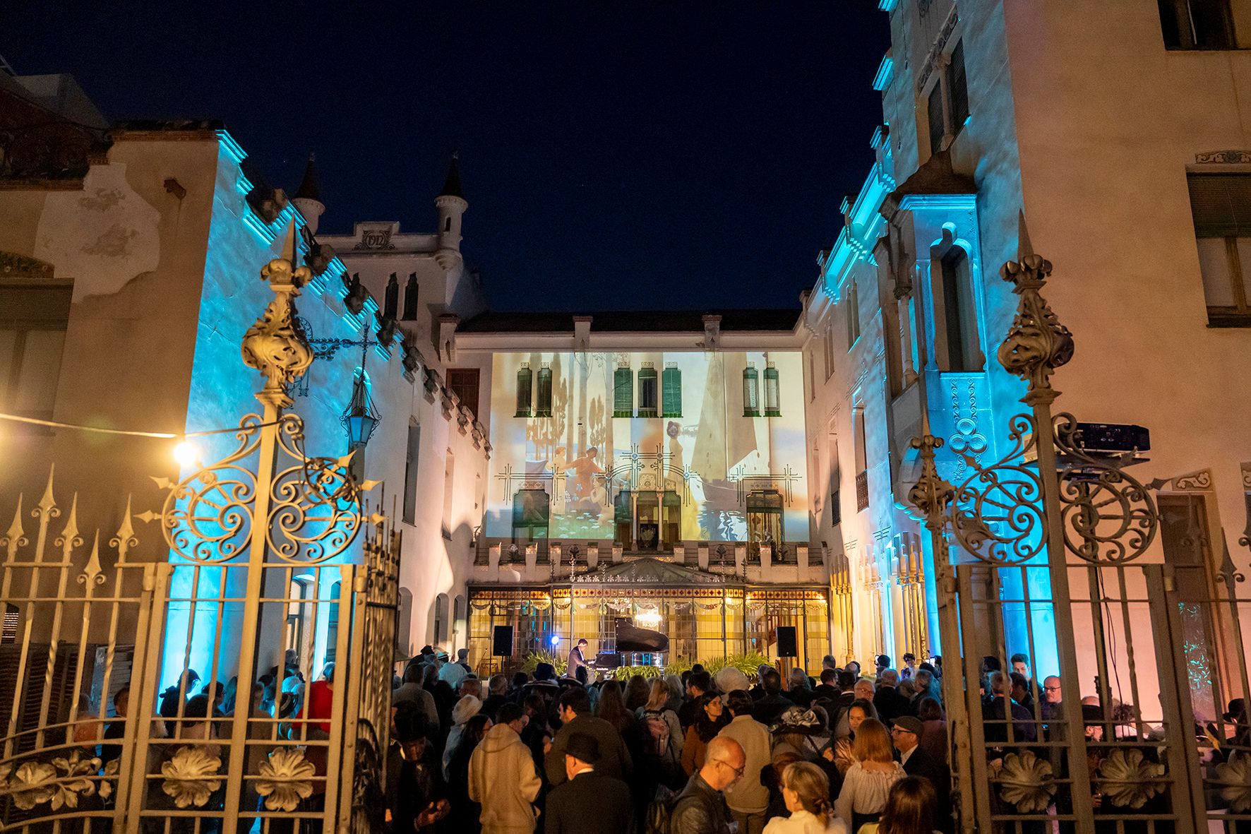 La XXIII Fira Modernista de Terrassa es va obrir aquest divendres al vespre als jardins de la Casa Alegre de Sagrera amb l'espectacle 'El somni d'una nit de primavera d'Alexandre de Riquer', recreant el primer Aplec de Sant Llorenç del 15 de maig del 1904, en què els cantaires de l’Escola Coral van retre homenatge al poeta Joan Maragall, acompanyat entre altres de l'artista Alexandre de Riquer, a qui aquest any està dedicada la fira. La recreació, a càrrec de l'associació Llum i Color del 900, va evocar natura i poesia, amb la interpretació del 'Cant als joves' de Maragall, i dansa i música al piano, en un final amb projeccions d'època sobre les parets de la casa vuitcentista | Rafel Casanova (BCF)