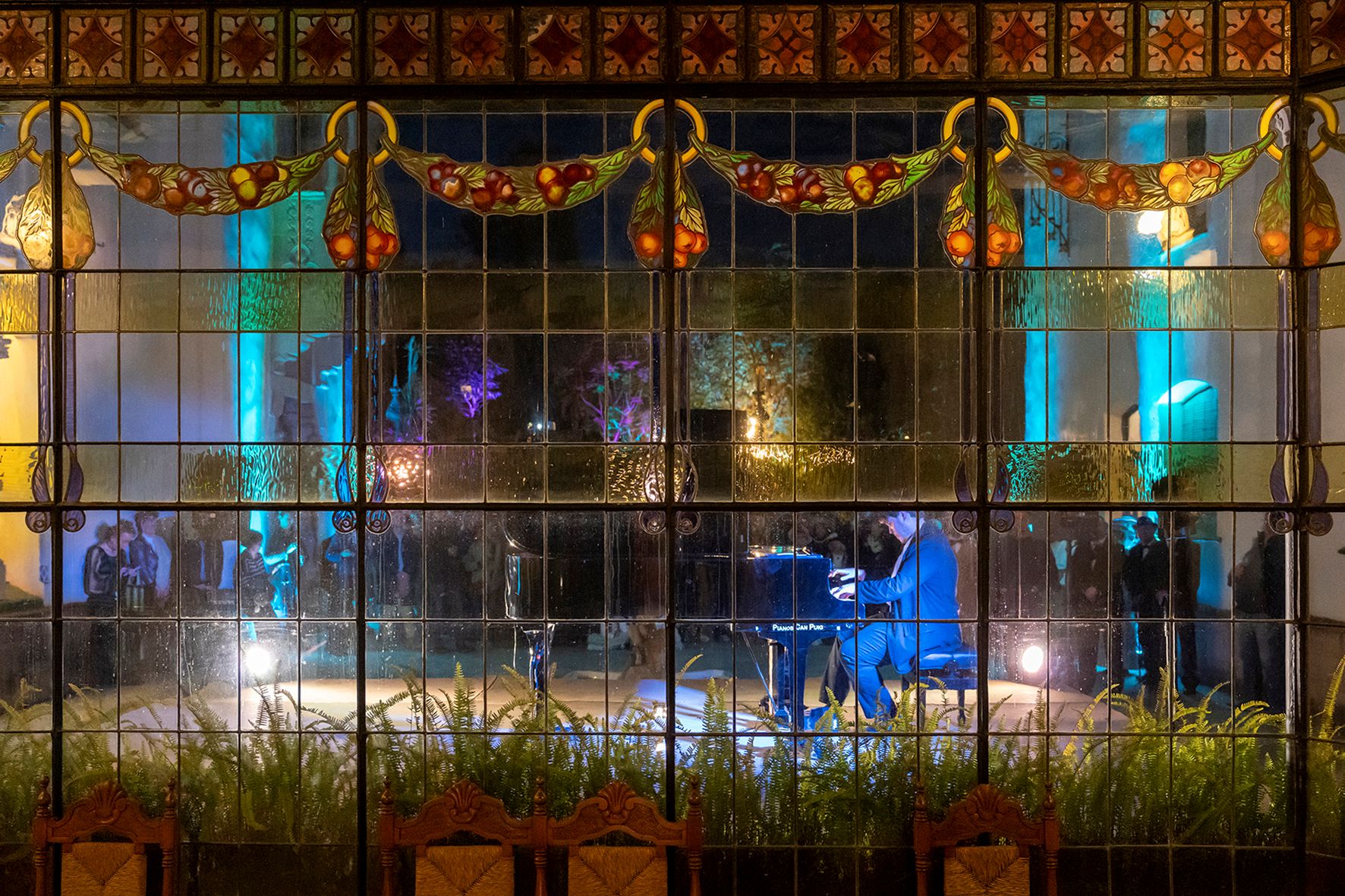 La XXIII Fira Modernista de Terrassa es va obrir aquest divendres al vespre als jardins de la Casa Alegre de Sagrera amb l'espectacle 'El somni d'una nit de primavera d'Alexandre de Riquer', recreant el primer Aplec de Sant Llorenç del 15 de maig del 1904, en què els cantaires de l’Escola Coral van retre homenatge al poeta Joan Maragall, acompanyat entre altres de l'artista Alexandre de Riquer, a qui aquest any està dedicada la fira. La recreació, a càrrec de l'associació Llum i Color del 900, va evocar natura i poesia, amb la interpretació del 'Cant als joves' de Maragall, i dansa i música al piano, en un final amb projeccions d'època sobre les parets de la casa vuitcentista | Rafel Casanova (BCF)
