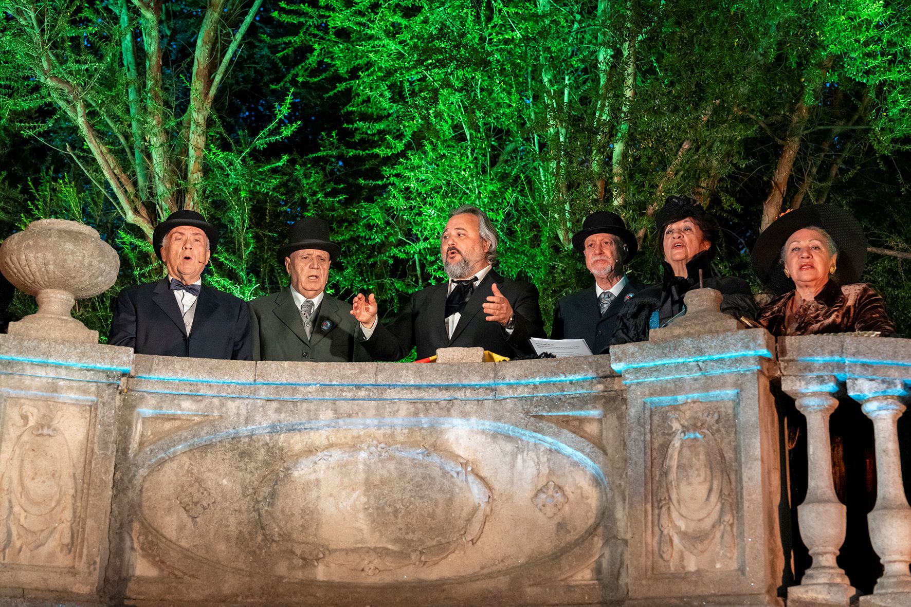 La XXIII Fira Modernista de Terrassa es va obrir aquest divendres al vespre als jardins de la Casa Alegre de Sagrera amb l'espectacle 'El somni d'una nit de primavera d'Alexandre de Riquer', recreant el primer Aplec de Sant Llorenç del 15 de maig del 1904, en què els cantaires de l’Escola Coral van retre homenatge al poeta Joan Maragall, acompanyat entre altres de l'artista Alexandre de Riquer, a qui aquest any està dedicada la fira. La recreació, a càrrec de l'associació Llum i Color del 900, va evocar natura i poesia, amb la interpretació del 'Cant als joves' de Maragall, i dansa i música al piano, en un final amb projeccions d'època sobre les parets de la casa vuitcentista | Rafel Casanova (BCF)