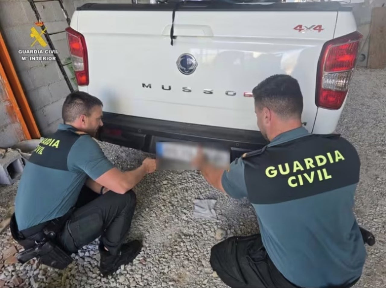 La Guàrdia Civil comprovant la matrícula de la furgoneta sostreta | Guàrdia Civil