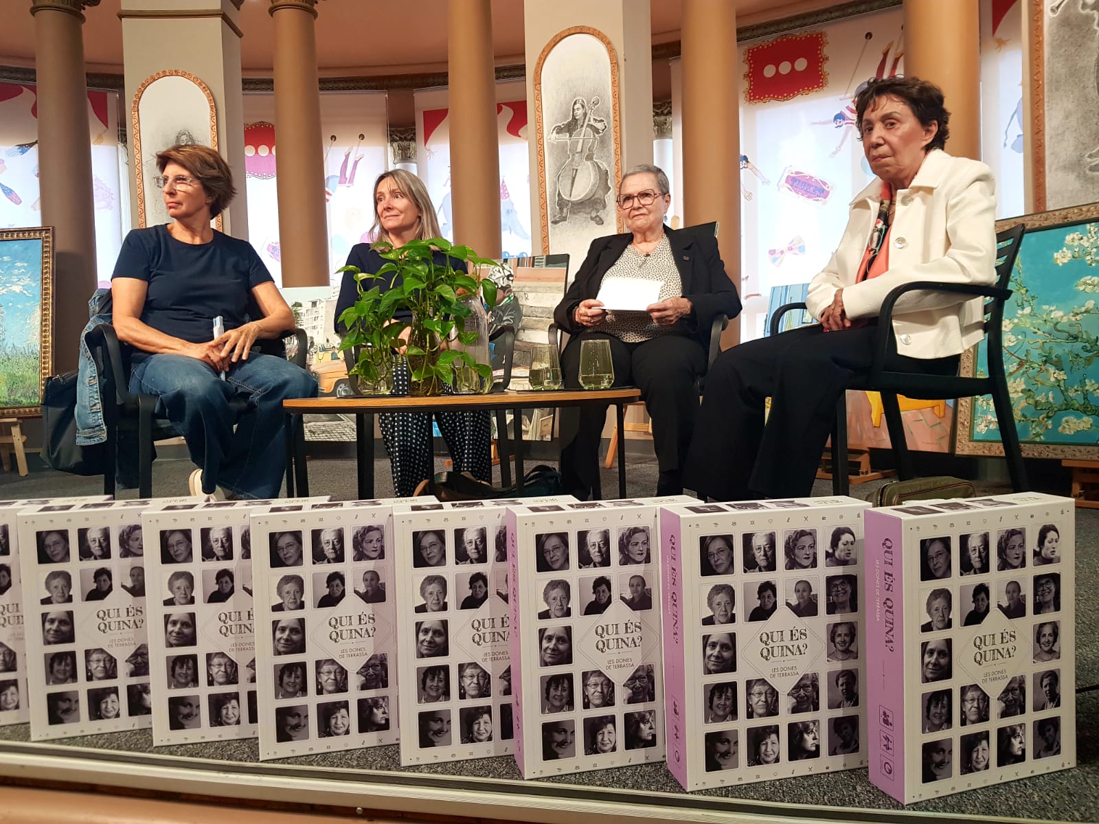 Acte de presentació del joc Qui és Quina del Casal de la Dona de Terrassa, amb Natàlia Mas, Estel Cardellach, Silvia Alcántara i Eulàlia Grau | Lluïsa Tarrida
