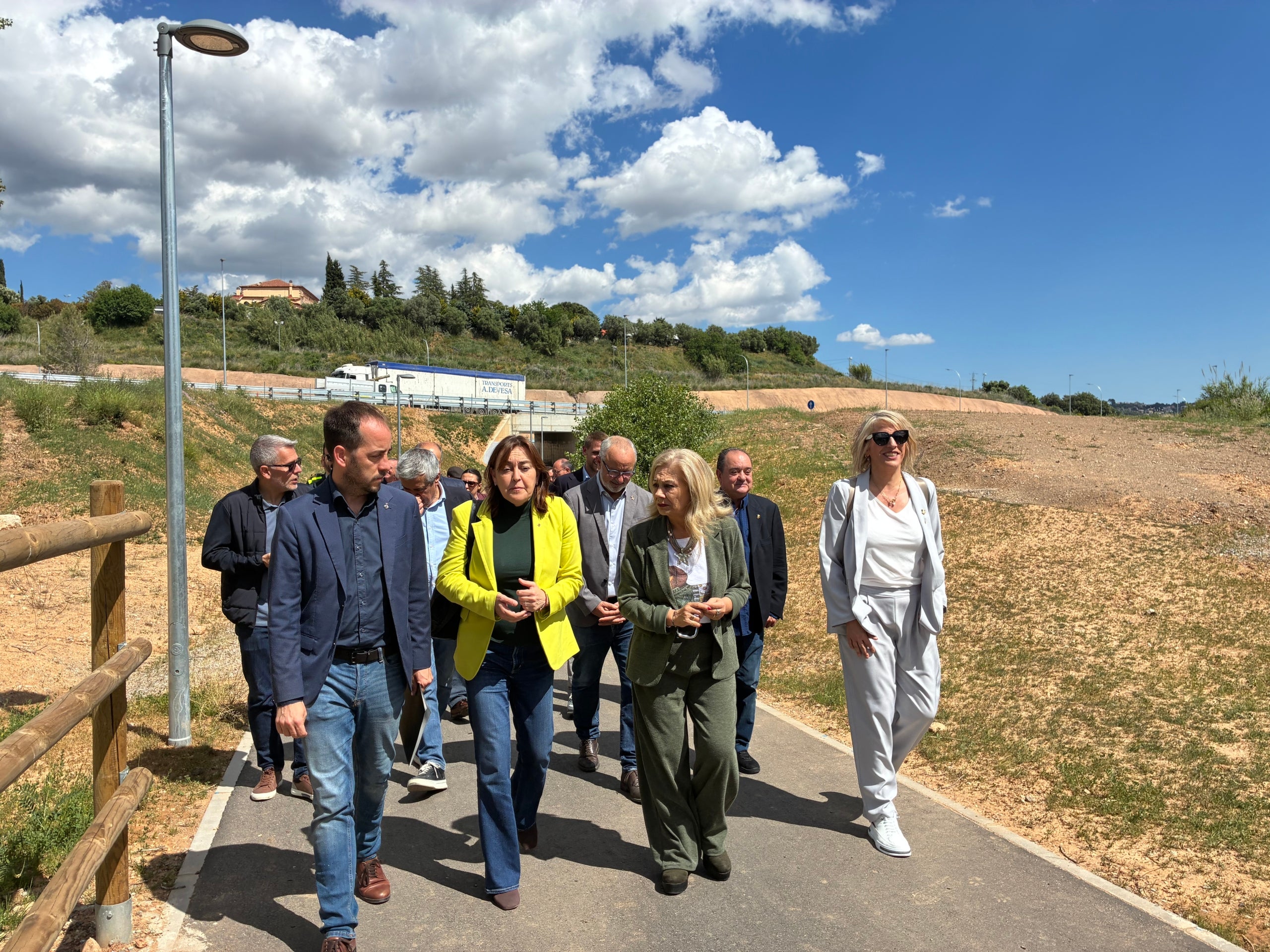 El regidor de Mobilitat de Terrassa, Xavier Cardona, la consellera de Territori, Sílvia Paneque, l'alcaldessa de Viladecavalls, Cesca Berenguer, i la seva regidora de Comunicació, Dolors Salmerón, caminant pel nou carril pedalable entre Terrassa i Viladecavalls | Vicenç Batalla