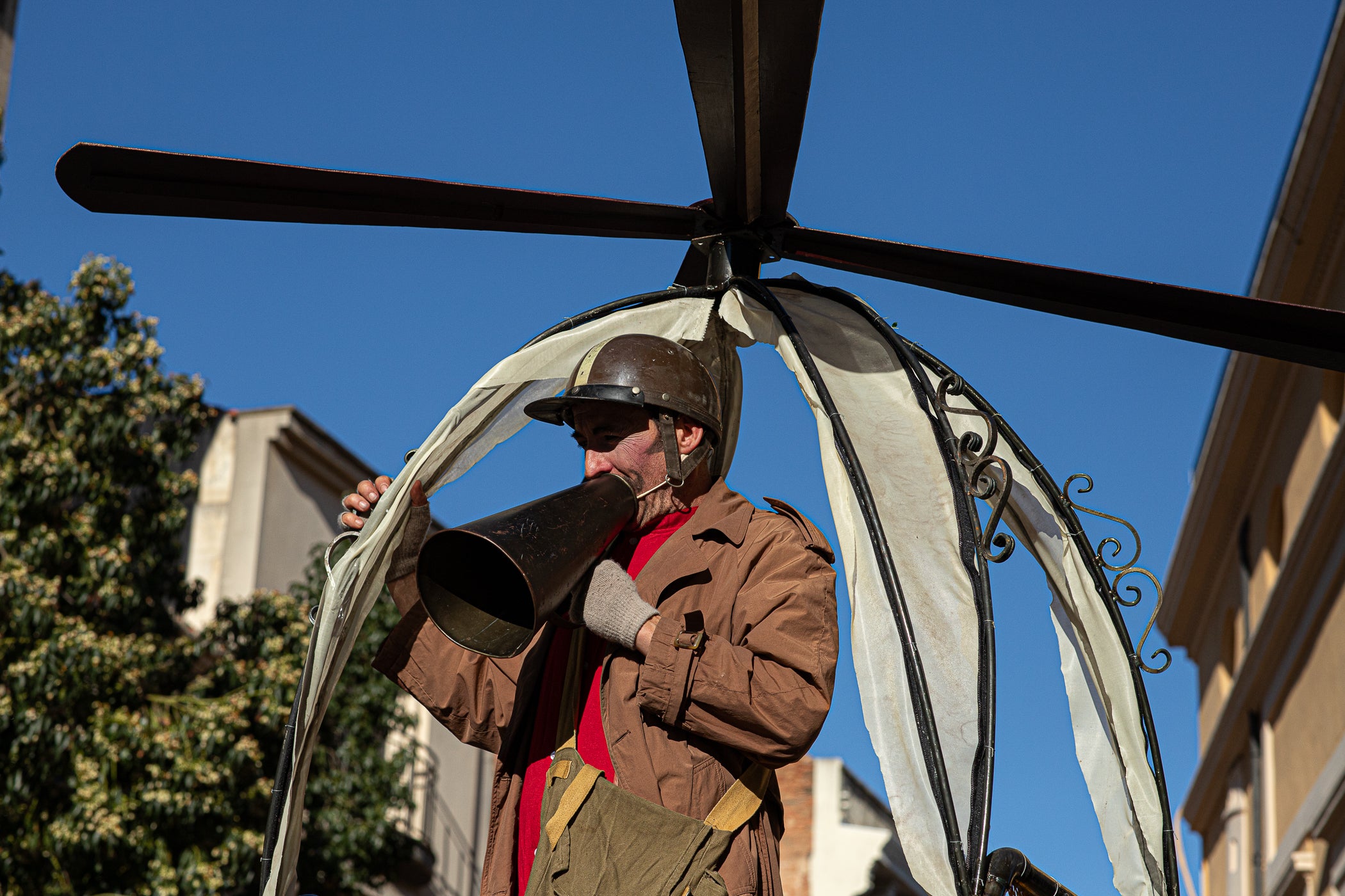 El Gran Circ Itinerant del Tub d'Assaig 7.70 va protagonitzar l'espectacle de cloenda de la XXIII Fira Modernista de Terrassa, després de recórrer els carrers del centre i arribar a la plaça Vella, on acròbates, equilibristes i il·lusionistes van reviure les rutines que meravellaven el públic el 1900. Simultàniament, es va anunciar que la temàtica de l'any que ve de la fira serà 'Les músiques del modernisme', aquells sons populars que feien ballar a l'època, però també els cultes, les orquestres i els cors, omplint teatres i places ara fa un segle i quart | Javi González