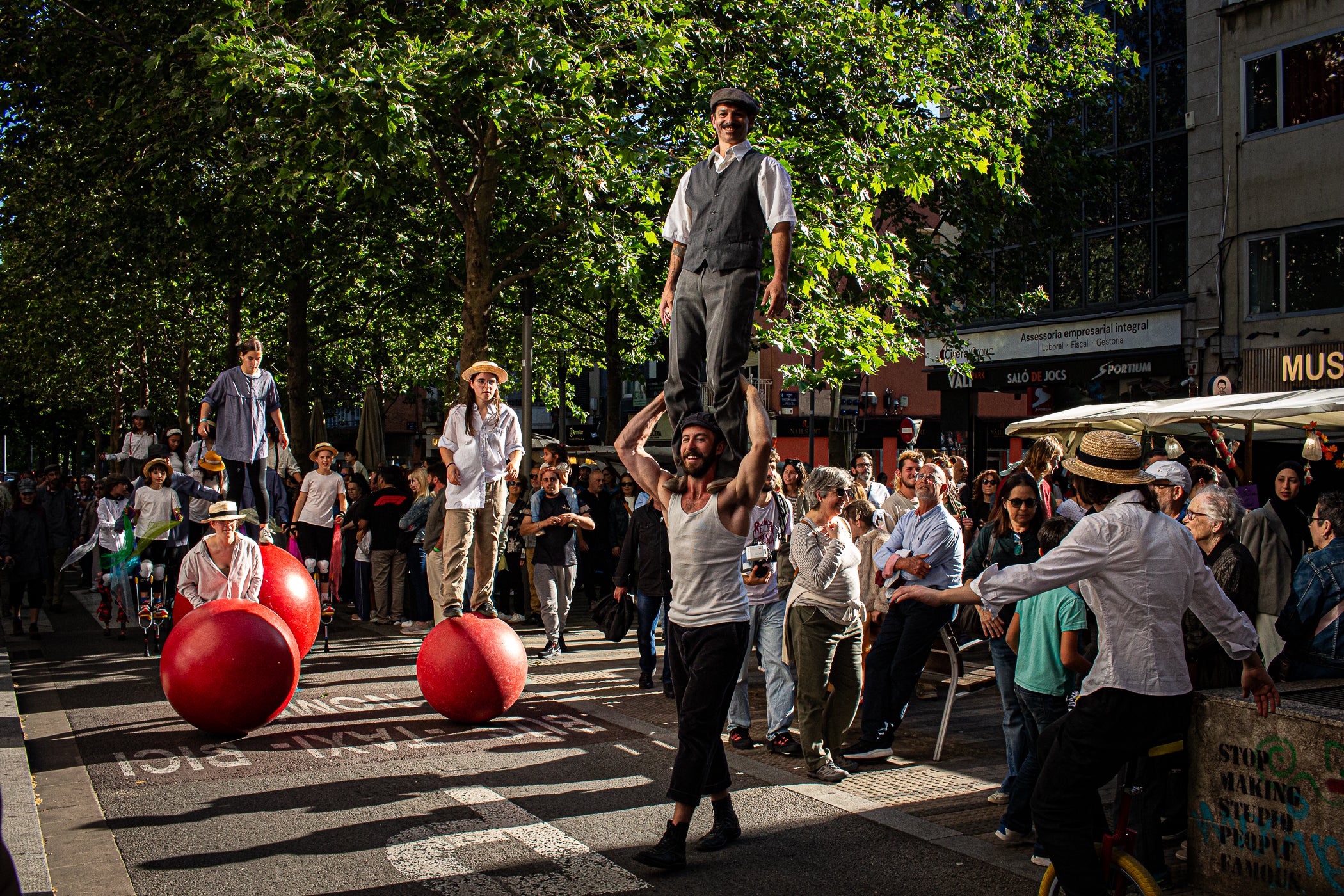 El Gran Circ Itinerant del Tub d'Assaig 7.70 va protagonitzar l'espectacle de cloenda de la XXIII Fira Modernista de Terrassa, després de recórrer els carrers del centre i arribar a la plaça Vella, on acròbates, equilibristes i il·lusionistes van reviure les rutines que meravellaven el públic el 1900. Simultàniament, es va anunciar que la temàtica de l'any que ve de la fira serà 'Les músiques del modernisme', aquells sons populars que feien ballar a l'època, però també els cultes, les orquestres i els cors, omplint teatres i places ara fa un segle i quart | Javi González