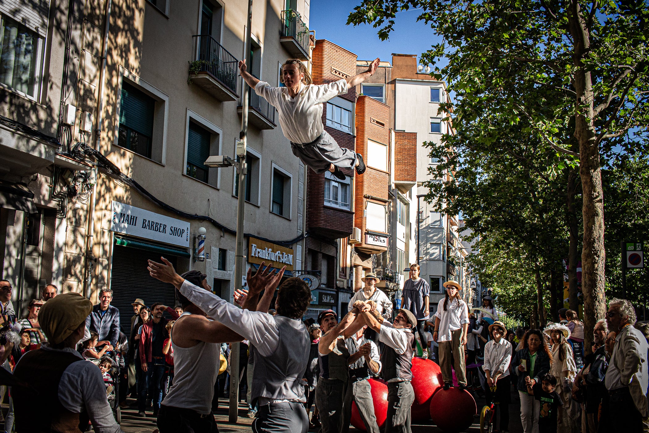 El Gran Circ Itinerant del Tub d'Assaig 7.70 va protagonitzar l'espectacle de cloenda de la XXIII Fira Modernista de Terrassa, després de recórrer els carrers del centre i arribar a la plaça Vella, on acròbates, equilibristes i il·lusionistes van reviure les rutines que meravellaven el públic el 1900. Simultàniament, es va anunciar que la temàtica de l'any que ve de la fira serà 'Les músiques del modernisme', aquells sons populars que feien ballar a l'època, però també els cultes, les orquestres i els cors, omplint teatres i places ara fa un segle i quart | Javi González